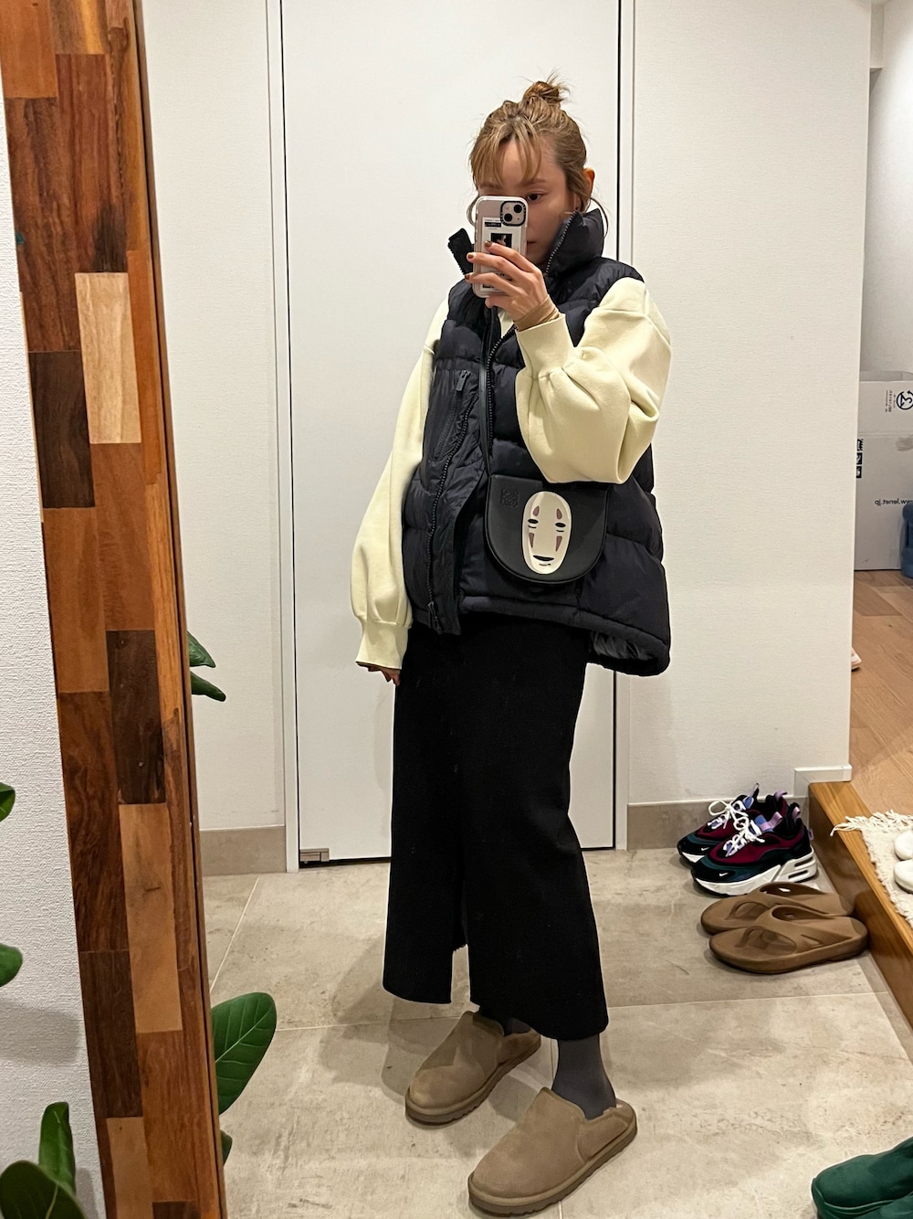 「ダウンベスト、カオナシ、千と千尋の神隠し、ISETAN、LOEWE、UGG、着回しコーデ、セットアップ、ニットアップ、バイカラー、グレータイツ、金髪、カーディガン、あったかコーデ」｜「vis-`a-visの【WEB限定】【高橋愛コラボ】スポンジニットクルーネックカーディガン【セットアップ対応】（カーディガン/ボレロ、ホワイト系）」を使った、高橋愛さん（レディース・154cm）の冬コーディネートの1枚目の写真