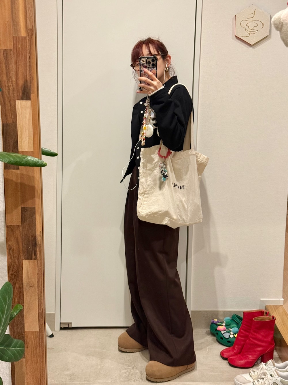 「春めき満開コーデ、アニエスベー、agnes b.、春ジャケット、M to R、オーバーサイズ、UGG」｜「agnes b.のM280 BLOUSON フィフルジャケット（その他アウター、ブラック系）」を使った、高橋愛さん（レディース・154cm）の春コーディネートの1枚目の写真