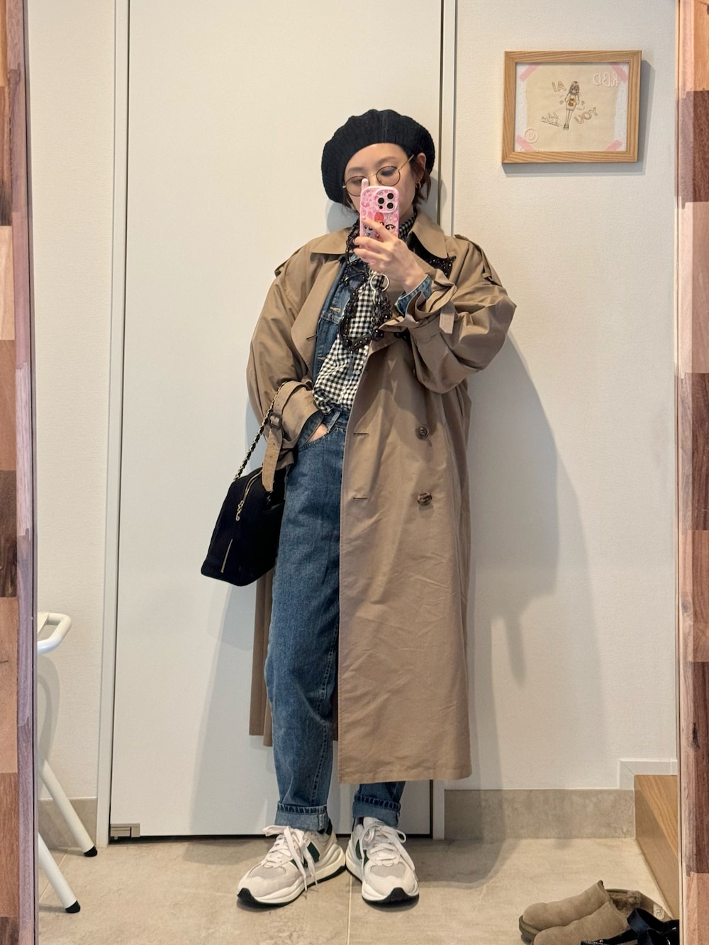「おでかけコーデ、デニム、デニムジャケット、パフスリーブ、holiday、chanel、vintage chanel、シャネル、デニムオンデニム、スニーカー、New Balance、H BEAUTY&YOUTH、韓国、高橋愛」｜「beautiful peopleのアイテム（トレンチコート、ベージュ系）」を使った、高橋愛さん（レディース・154cm）の春コーディネートの1枚目の写真
