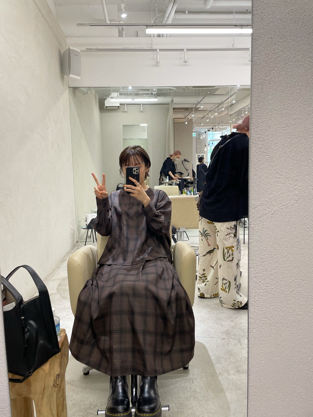 「ラブアンドピース2021、秋コーデ、秋カラー、ブラウン、シャツ/ブラウス、ガーリー、ミックスコーデ、Dr.Martens、高橋愛ちゃんコラボ、高橋愛、154cm、haco!、セットアップ、Maison Margiela」｜「haco!の【高橋愛さんコラボ】華やぎも華奢見せも叶える 大人チェック柄のフレアーブラウス by LOVE&PEACE PROJECT（シャツ/ブラウス、ブラウン系）」を使った、高橋愛さん（レディース・154cm）の秋コーディネートの1枚目の写真
