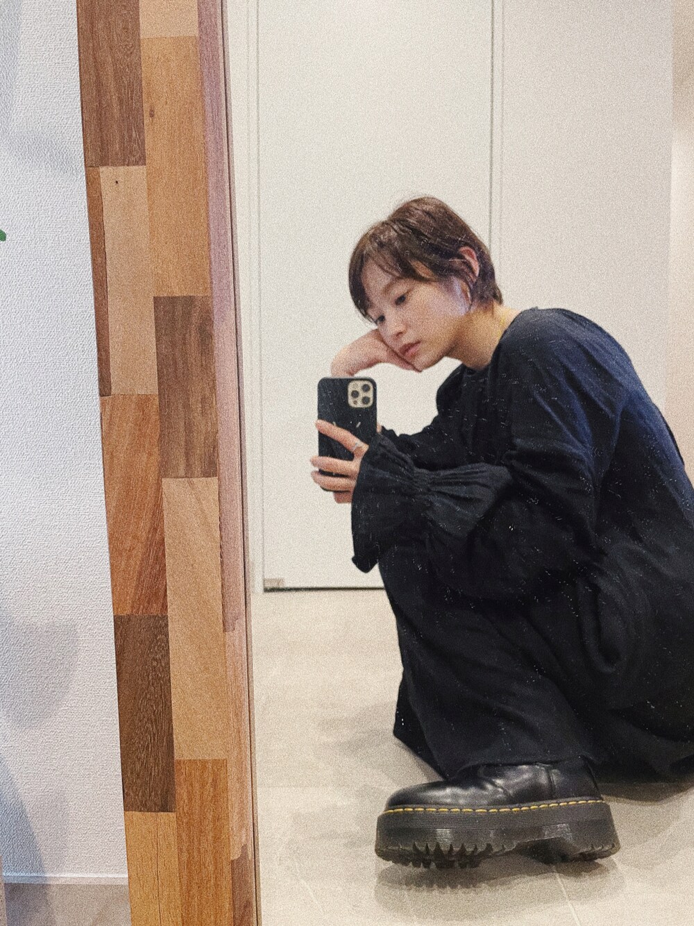 「休日スタイル、秋のコーデ、秋服、fukuu、ふくうコーデ、高橋愛、154cm」｜「fukuuのバックオープン ゆったりワンピ（ワンピース、ブラック系）」を使った、高橋愛さん（レディース・154cm）の秋コーディネートの1枚目の写真