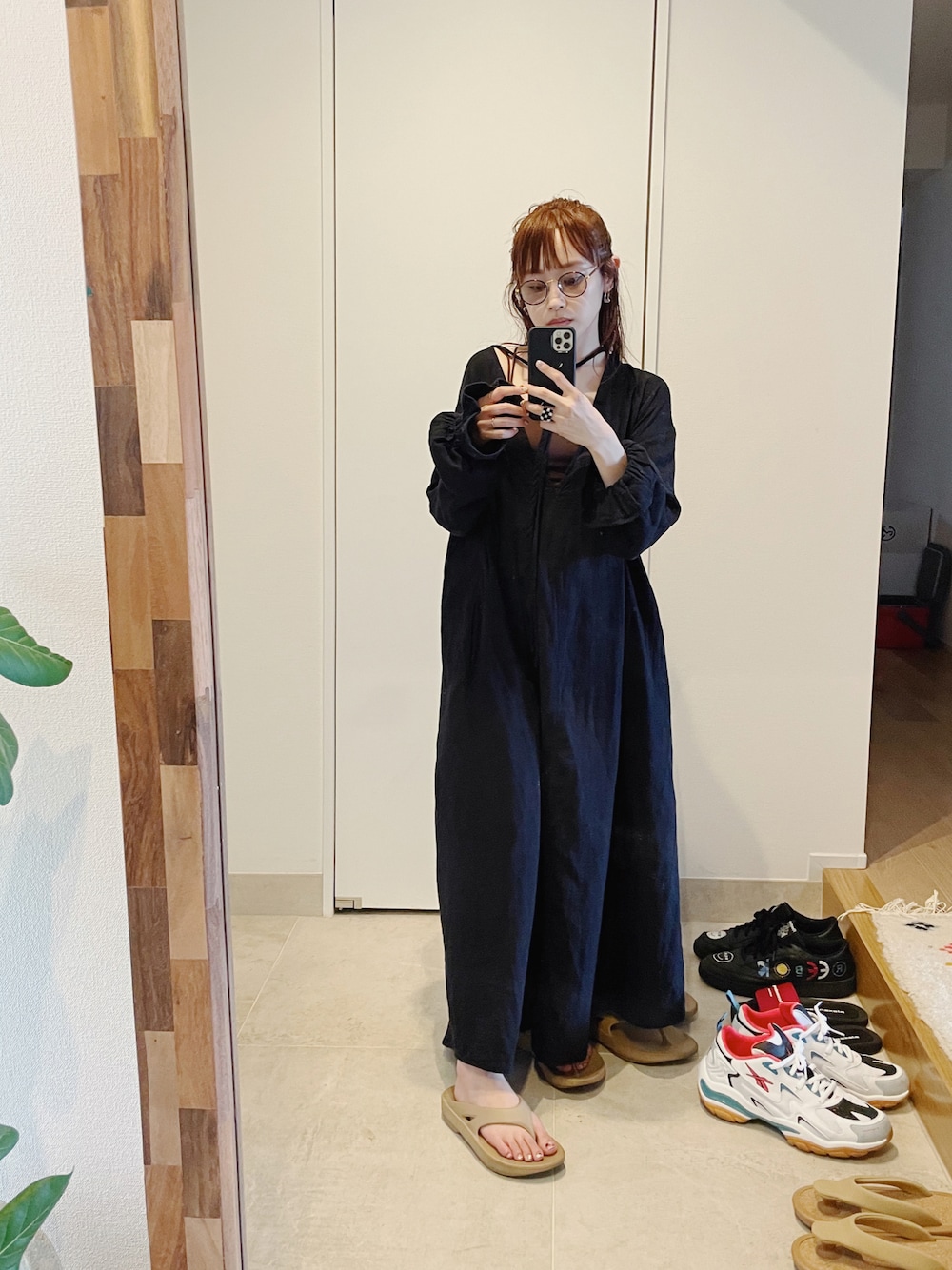 「fukuu、福空、高橋愛、154cm、mamekurogouchi、UNIQLO × mame、オトナ女子、ロングワンピース、オーガニックコットン、oofos」｜「fukuuのアイテム（ワンピース/ドレス、ブラック系）」を使った、高橋愛さん（レディース・154cm）の夏コーディネートの1枚目の写真