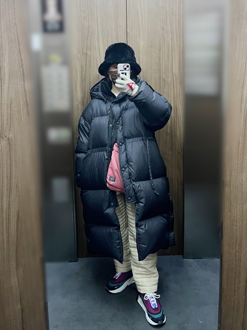 「大人カジュアル、ACNE、アクネ、154cm、高橋愛、ピンク、PORTER、ポーター、moussy、もこもこハット」｜「MOUSSYのF／FUR BUCKET ハット（ハット、ブラック系）」を使った、高橋愛さん（レディース・154cm）の冬コーディネートの1枚目の写真