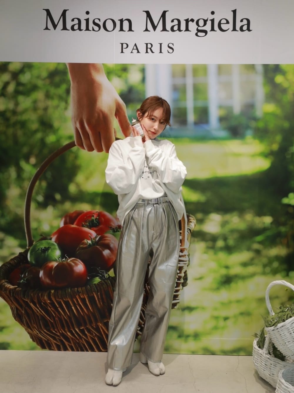 「マルジェラフレグランス、Maison Margiela fragrance、秋冬コーデ、Maison Margiela、マルジェラ、マルジェラ足袋、足袋ブーツ、スウェット、154cm、高橋愛」｜「Maison Margielaのアイテム（スウェット、ホワイト系）」を使った、高橋愛さん（レディース・154cm）の冬コーディネートの1枚目の写真