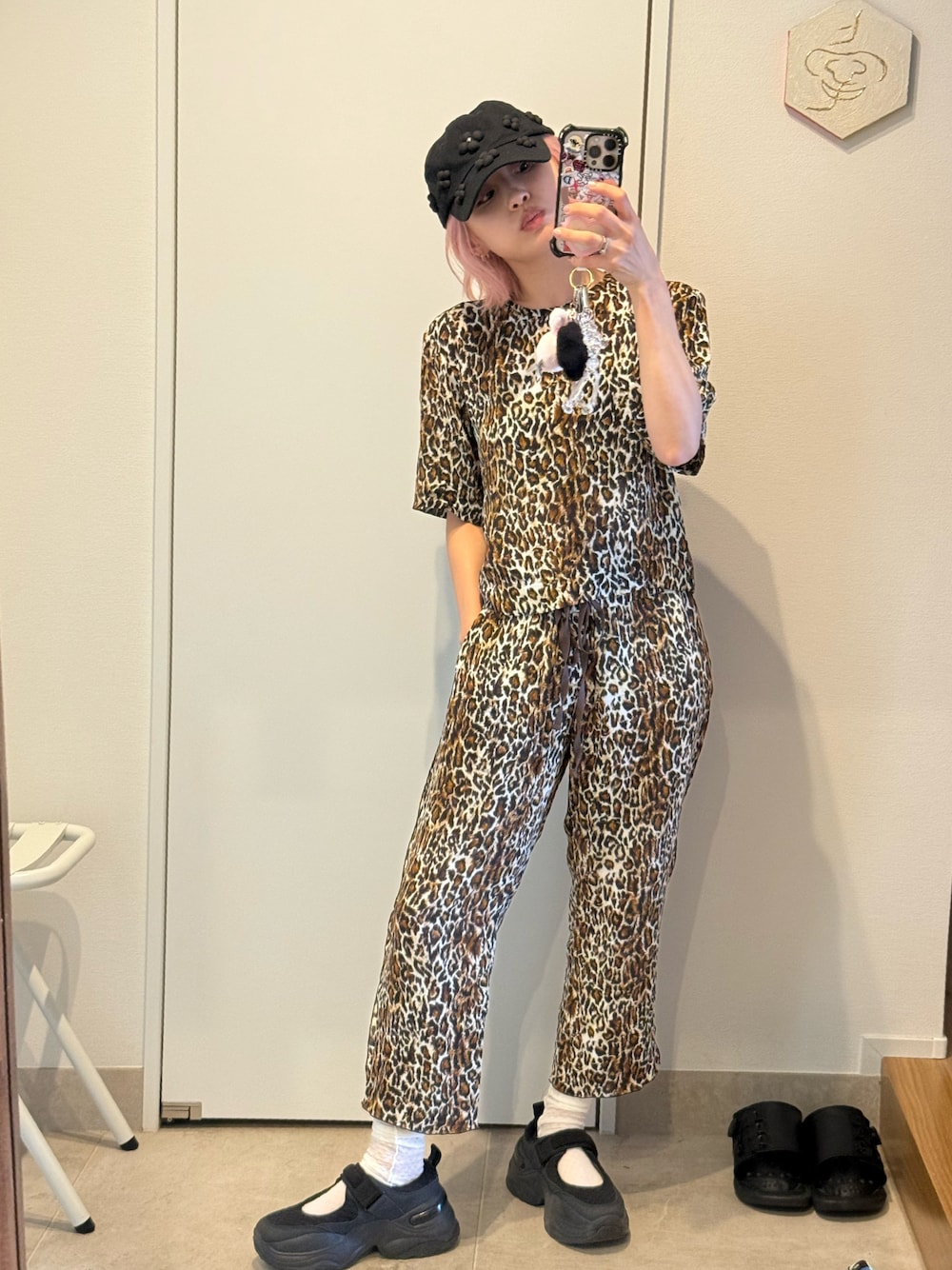 「セットアップ、レオパード、豹柄、ハデハデ、ピンク、ボブヘア、ZARA、キャップ」｜「OSHIMA REIのアイテム（トップス、ブラウン系）」を使った、高橋愛さん（レディース・154cm）の夏コーディネートの1枚目の写真