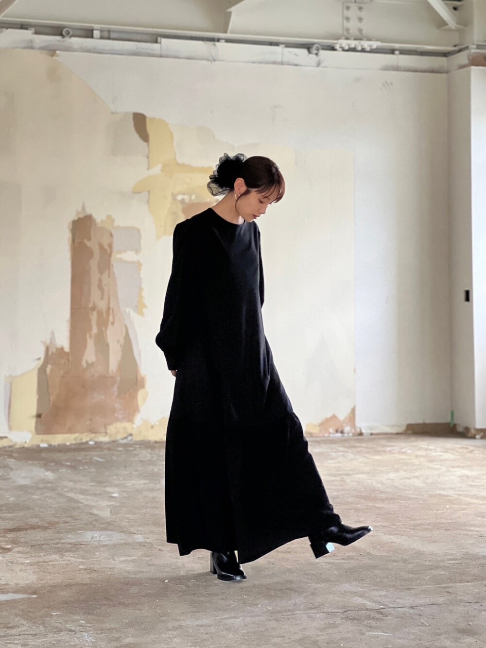 「黒のワンピース、やっぱり黒でしょ、秋冬コーデ、シンプルスタイル、秋服、オトナカワイイ、ロングワンピース、高橋愛、AMERICAN RAG CIE、ラグシー愛、高橋愛コラボ」｜「AMERICAN RAG CIEの【高橋愛さんコラボ】ティアードギャザーロングワンピース（ワンピース、ブラック系）」を使った、高橋愛さん（レディース・154cm）の秋コーディネートの1枚目の写真
