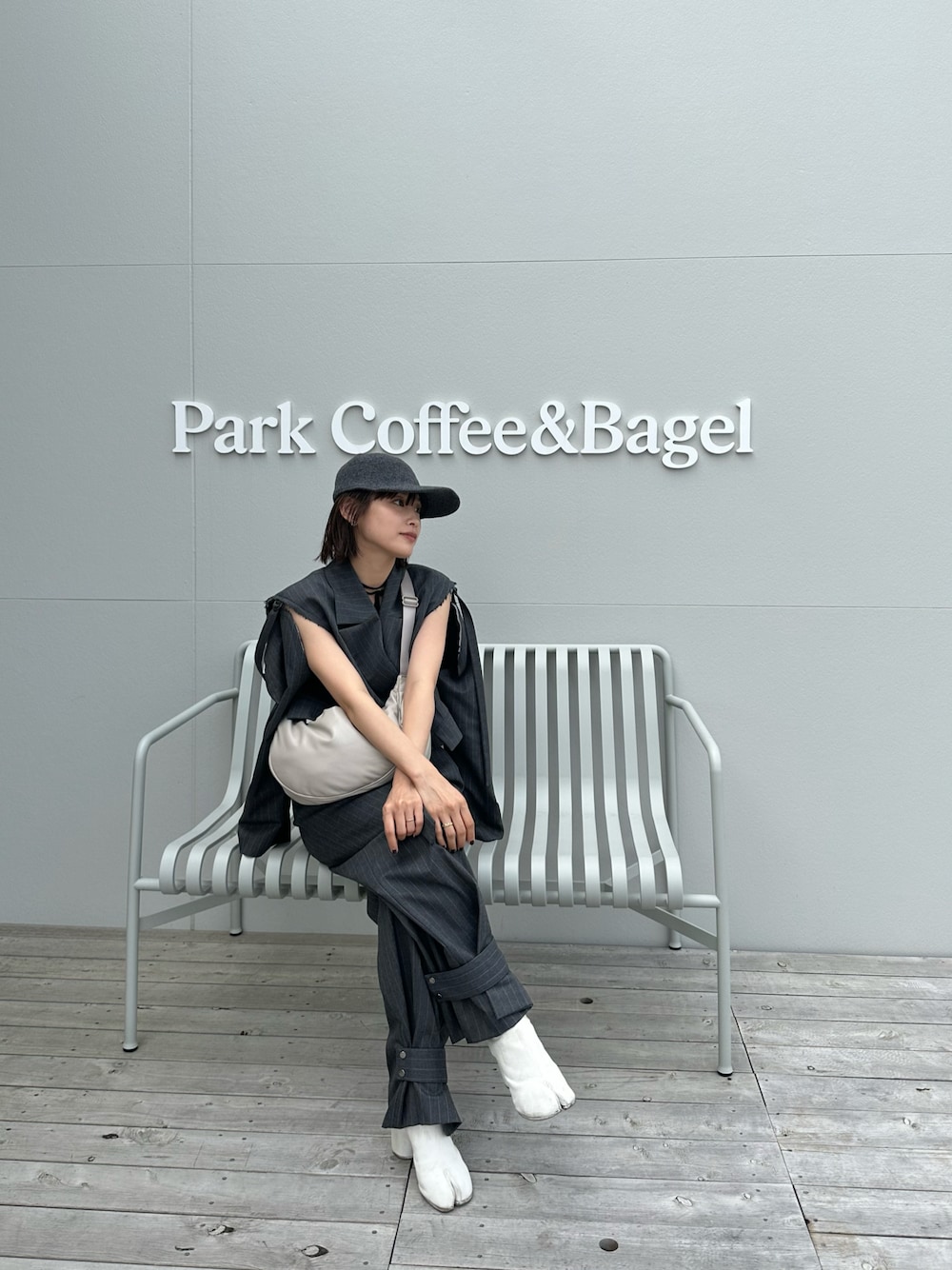 「ZARA × maison special、ZARA、MAISON SPECIAL、メゾスペ、高橋愛、セットアップ、パンツスーツ、裾ボタンパンツ、足袋ブーツ、Maison Margiela、154cm、秋服準備はじめました、秋服まるっと大公開」｜「UNIQLOのアイテム（バッグ、グレー系）」を使った、高橋愛さん（レディース・154cm）の秋コーディネートの1枚目の写真