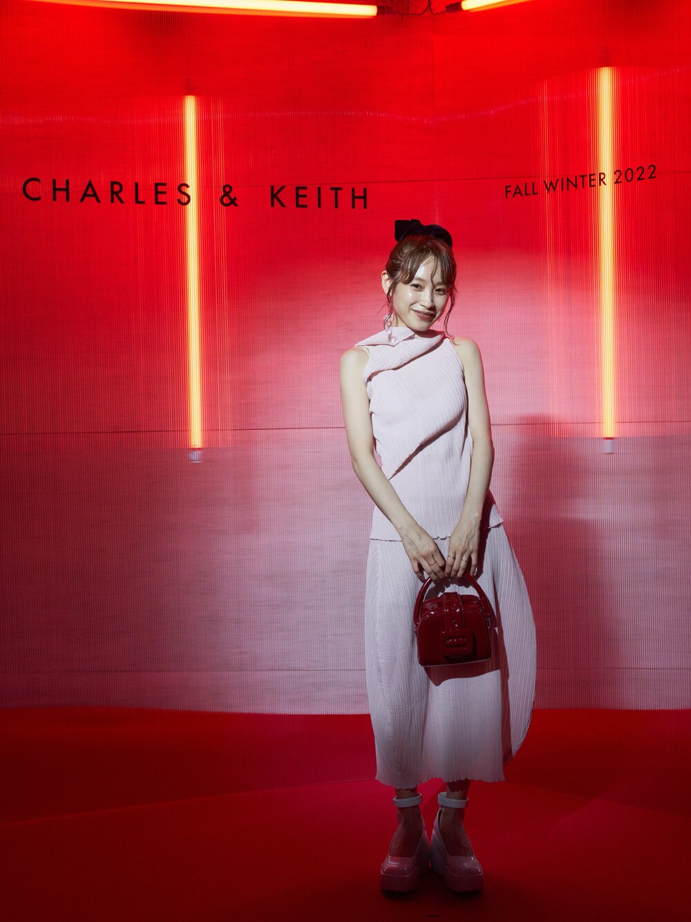 「CHARLES＆KEITH、チャールズアンドキース、高橋愛、154cm、ジルサンダー、厚底シューズ」｜「JIL SANDERのアイテム（シャツ/ブラウス、ピンク系）」を使った、高橋愛さん（レディース・154cm）の夏コーディネートの1枚目の写真