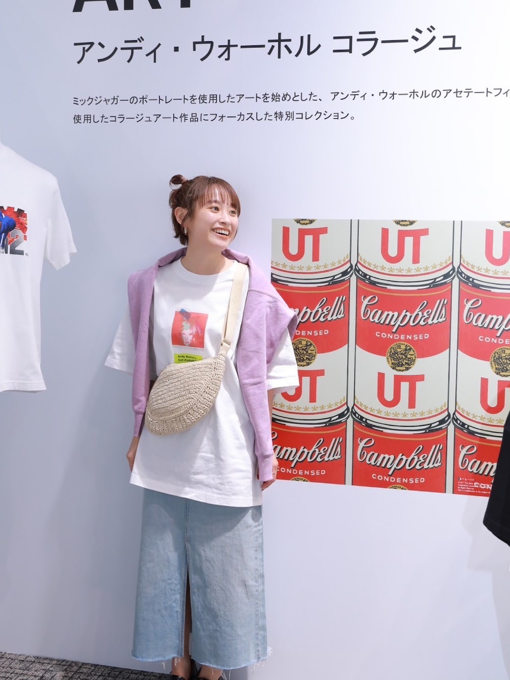 「UNIQLO、UNIQLO U、UNIQLO C、アンディーウォーホル、UT、ユーティー、ユニクロ、デニムスカート、ロングスカート、オーバーサイズ、スウェット、暖色コーデ、高橋愛、154cm」｜「UNIQLOのアイテム（Tシャツ/カットソー、ホワイト系）」を使った、高橋愛さん（レディース・154cm）の冬コーディネートの1枚目の写真