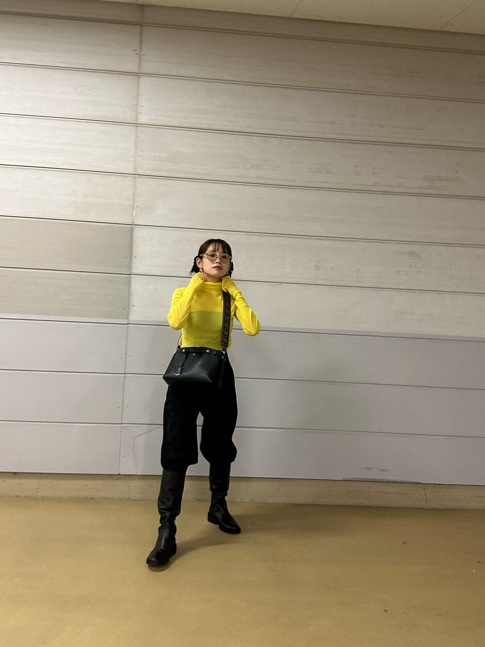 「きいろといえばわたし、高橋愛、154cm、maisonspecial、MAISON SPECIAL、メゾンスペシャル、秋服まるっと大公開、おでかけコーデ、秋のコーデ、ブーツイン、LOEWE、Maison Margiela、ロングブーツ、FENDI」｜「MAISON SPECIALのパワーメッシュトップ【MAISON SPECIAL/メゾンスペシャル】（Tシャツ/カットソー、イエロー系）」を使った、高橋愛さん（レディース・154cm）の秋コーディネートの1枚目の写真