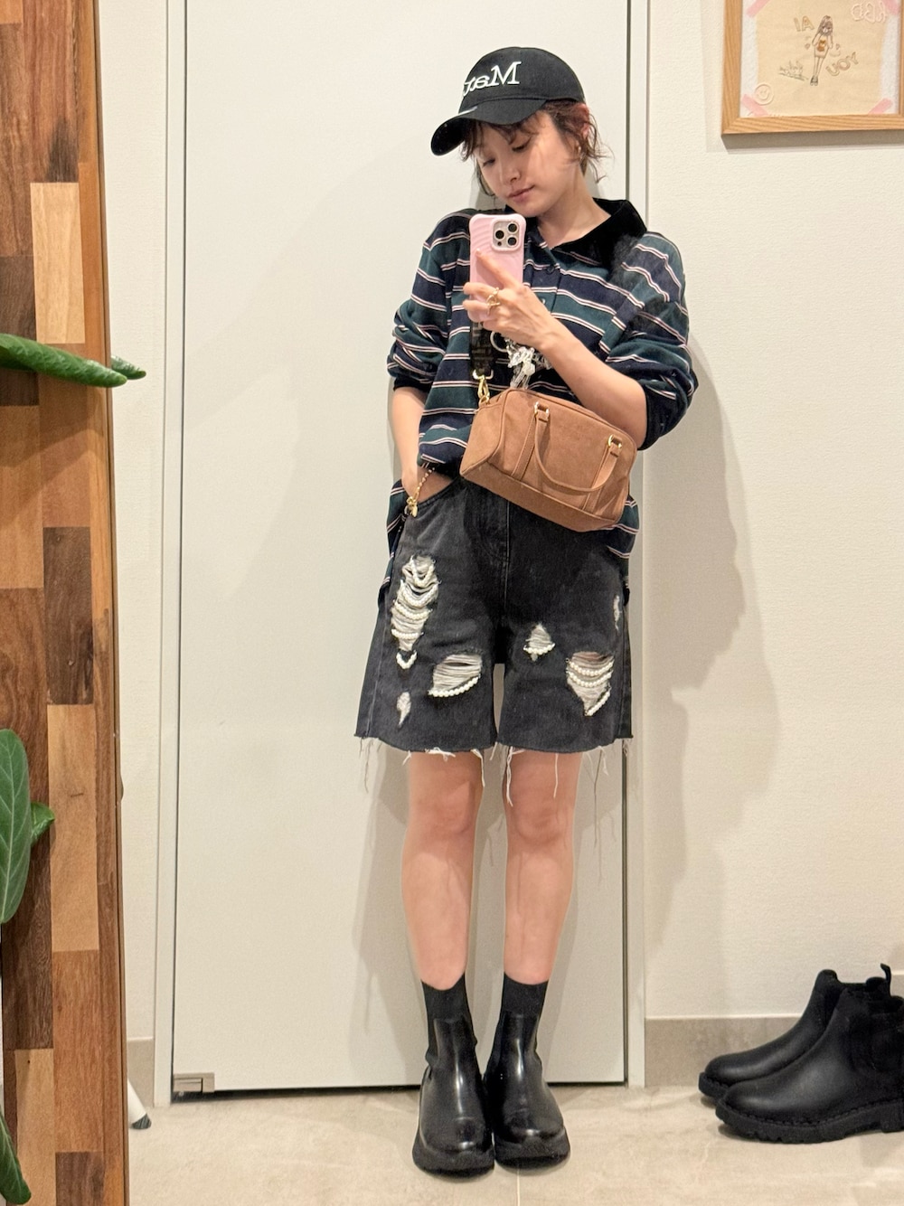 「ハーフパンツ、ハーフパンツコーデ、キャップ、CAP、高橋愛、デニム、リメイクデニム、KIMHEKIM、キムへキム」｜「KIMHEKIMのアイテム（デニムパンツ、ブラック系）」を使った、高橋愛さん（レディース・154cm）の秋コーディネートの1枚目の写真