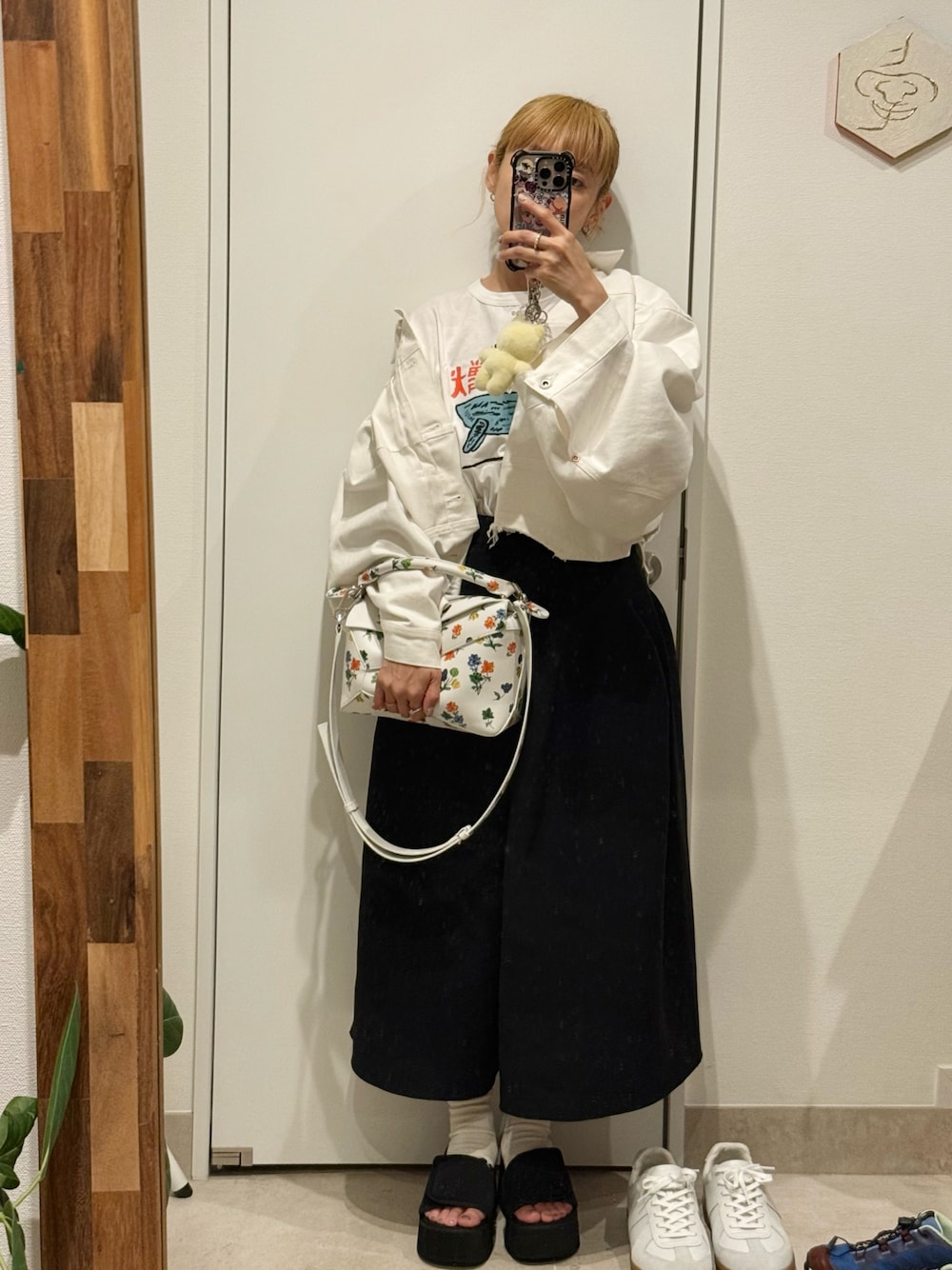 「モノトーン、白黒、sacai、サカイ、CFCL、シーエフシーエル、LOEWE、ロエベ、ボリュームスカート、クレージュ、courage」｜「Sacaiのアイテム（デニムジャケット、ホワイト系）」を使った、高橋愛さん（レディース・154cm）の夏コーディネートの1枚目の写真