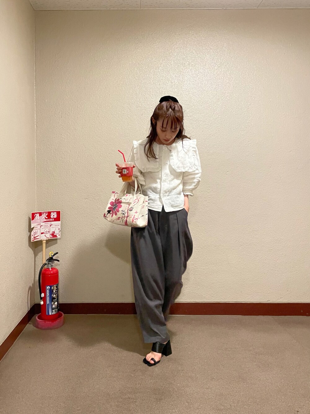 「秋服準備はじめました、きれいめカジュアル、秋コーデ、ブラウス、高橋愛、OSHIMA REI、154cm、Maison Margiela、tabi、miu miu、nimiru」｜「nimiruのきれいめワイドパンツ（その他パンツ、グレー系）」を使った、高橋愛さん（レディース・154cm）の夏コーディネートの1枚目の写真