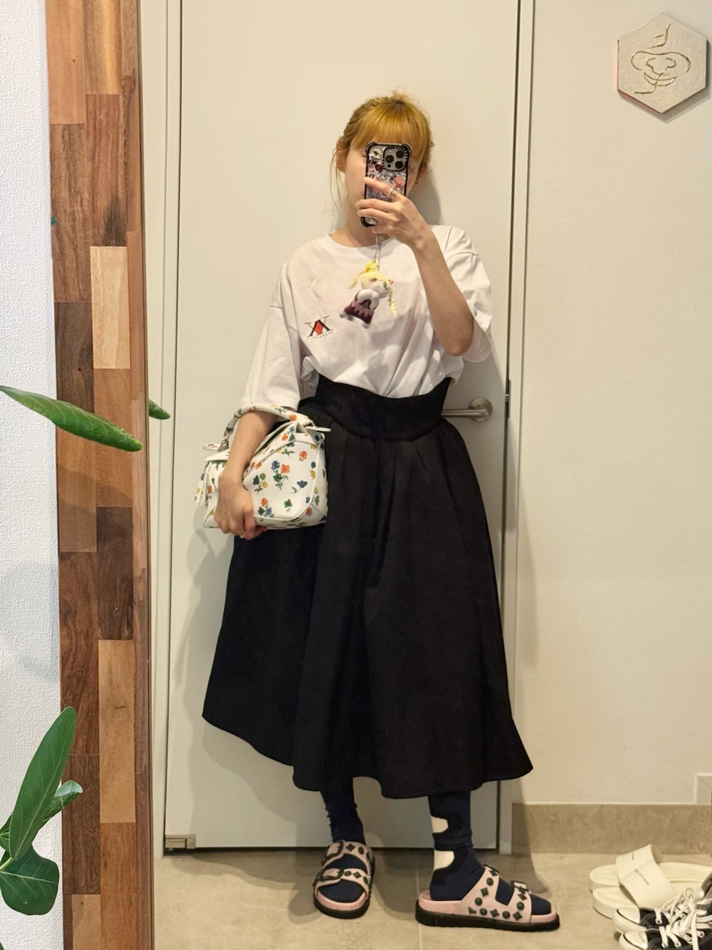 「Tシャツ、HAENGNAE、高橋愛、154cm、Avail、アベイル、ボリュームスカート、TOGA PULLA、TOGA、ピンクが好き」｜「HAENGNAEのOMOCHI VOLUMINOUS MIDI SKIRT（スカート、ブラック系）」を使った、高橋愛さん（レディース・154cm）の春コーディネートの1枚目の写真