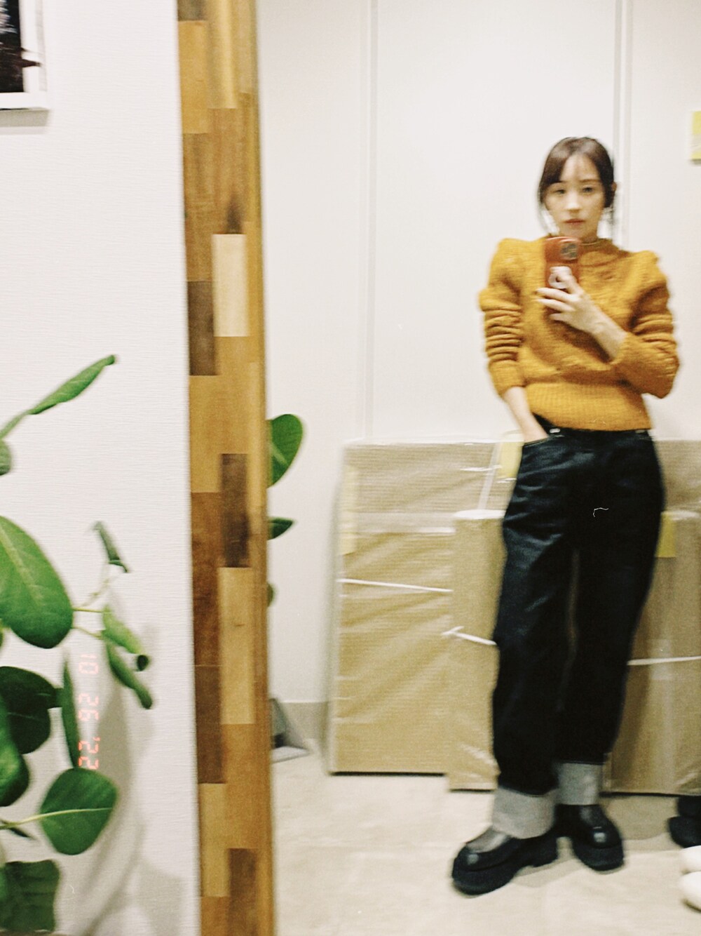 「WEARハロウィン2022、かぼちゃ色、高橋愛、denim、デニムコーデ、154cm、MARNI、マルニ、H&M、エイチアンドエム、ショート丈トップス、ニット」｜「H&Mのアイテム（ニット/セーター、オレンジ系）」を使った、高橋愛さん（レディース・154cm）の秋コーディネートの1枚目の写真