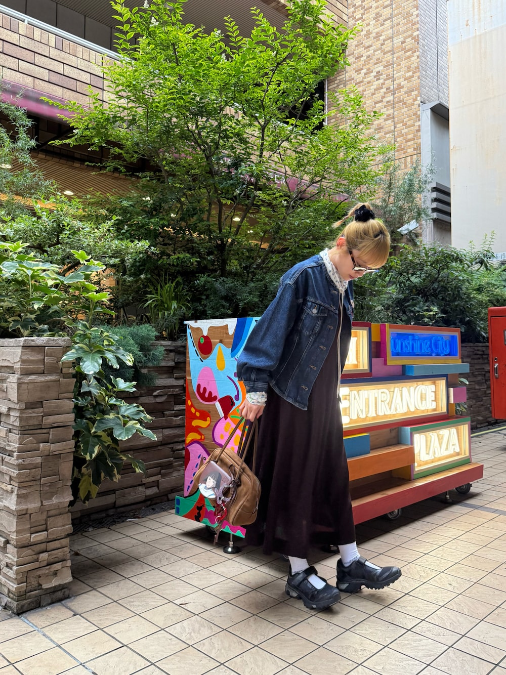 「デニム、Levi's、リーバイス、高橋愛、池袋、SALOMON、MM6、靴下×スニーカー、千と千尋の神隠し、LOEWE、ユニクロ、ユニクロシー、UNIQLO C」｜「UNIQLOのアイテム（ワンピース/ドレス、パープル系）」を使った、高橋愛さん（レディース・154cm）の春コーディネートの1枚目の写真
