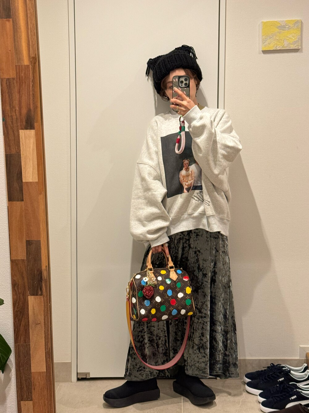 「秋冬コーデ、ニット帽、韓国、冬を彩る色いろコーデ、草間彌生、LOUIS  VUITTON、ボストンバッグ、ロングブーツ、la belle etude、little sunny bite、LSB」｜「Little sunny biteのVincent Gallo x little sunny bite photo big sweat top（スウェット、グレー系）」を使った、高橋愛さん（レディース・154cm）の冬コーディネートの1枚目の写真