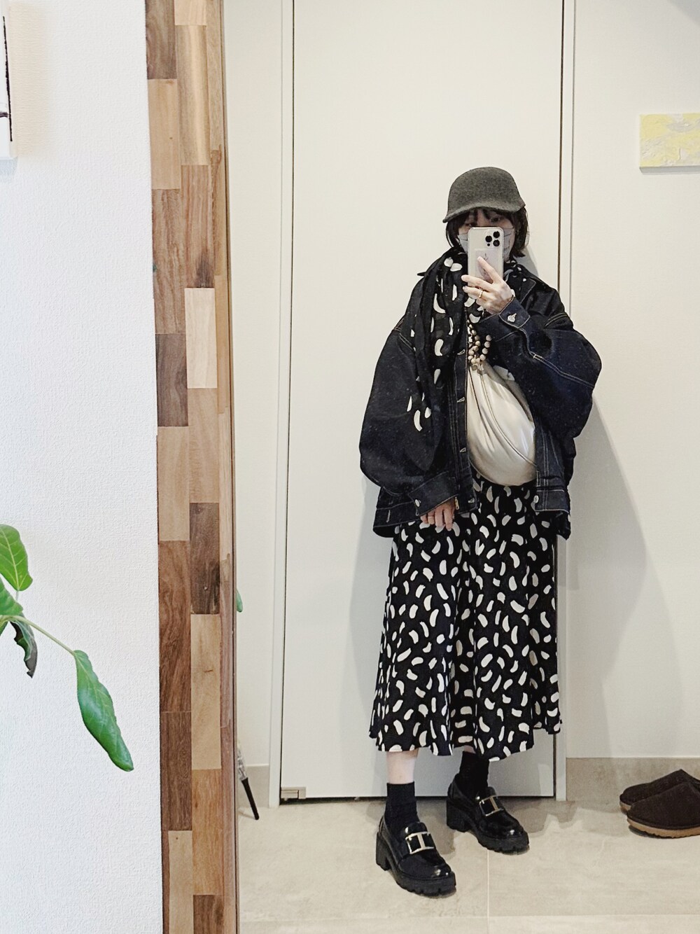 「UNIQLOコーデ、UNIQLO C、ユニクロシー、シー、高橋愛、beautiful people、HELLO KITTY、キティーちゃん、重ね着ベストシーズン、スカーフコーデ、ユニクロ、154cm」｜「UNIQLOのアイテム（ワンピース/ドレス、ブラック系）」を使った、高橋愛さん（レディース・154cm）の秋コーディネートの1枚目の写真