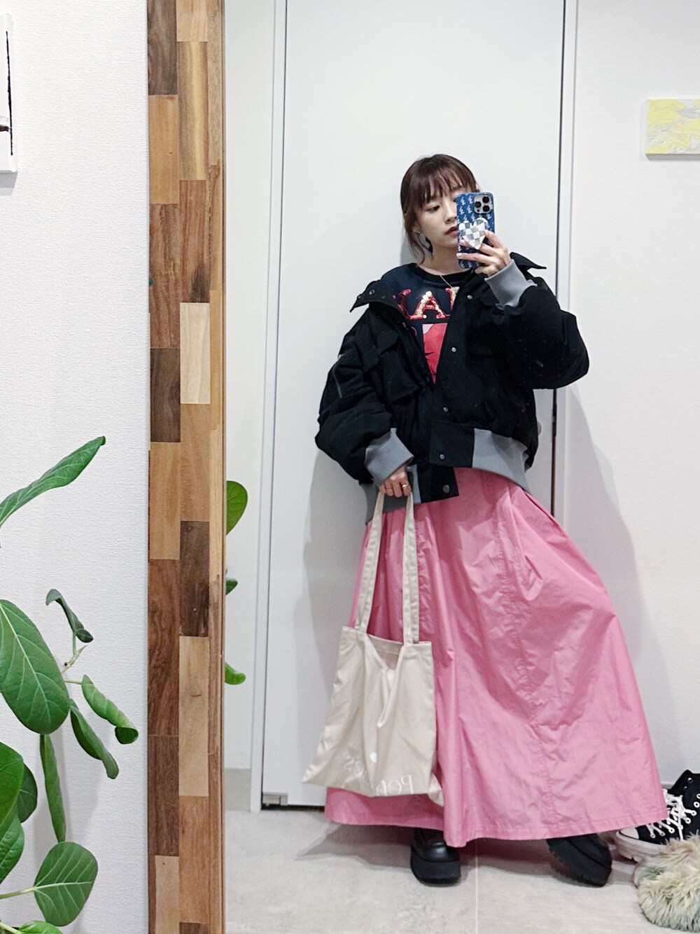 「ピンク、高橋愛、ふくうコーデ、fukuu、154cm、ymym、ロングスカート、ボリュームスカート、エコバッグ」｜「fukuuのリサイクルポリエステル メンズライクボリュームアウター（ミリタリージャケット、ブラック系）」を使った、高橋愛さん（レディース・154cm）の秋コーディネートの1枚目の写真