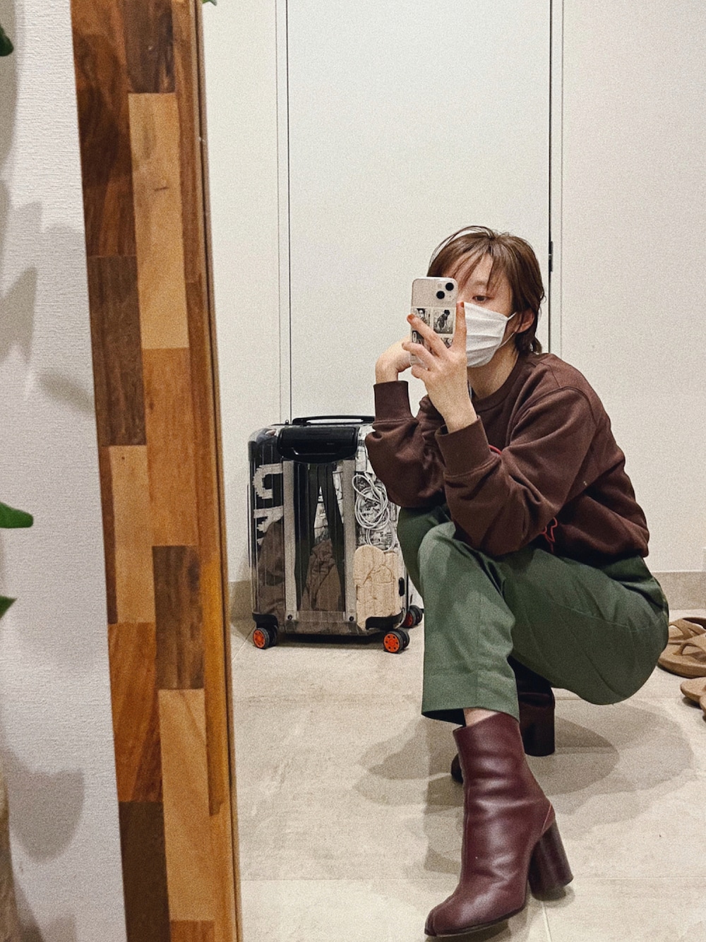 「KENZO、コラボ、Dickies、秋色、茶色、高橋愛、オトナカジュアル、秋コーデ、tabi、Maison Margiela、154cm、佐田真由美、だから秋服が好き、sadamayumi」｜「Maison MargielaのMAISON MARGIELA Tabi split-toe leather ankle boots（ブーツ、レッド系）」を使った、高橋愛さん（レディース・154cm）の秋コーディネートの1枚目の写真