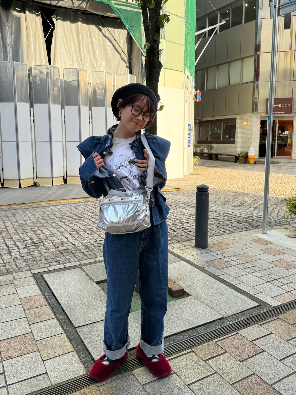 高橋愛さんの「RUFFLE DENIM SHIRT (DARK INDIGO) ラッフルデニムシャツ (ダークインディゴ)（HOLIDAY）」を使ったコーディネートの1枚目の写真