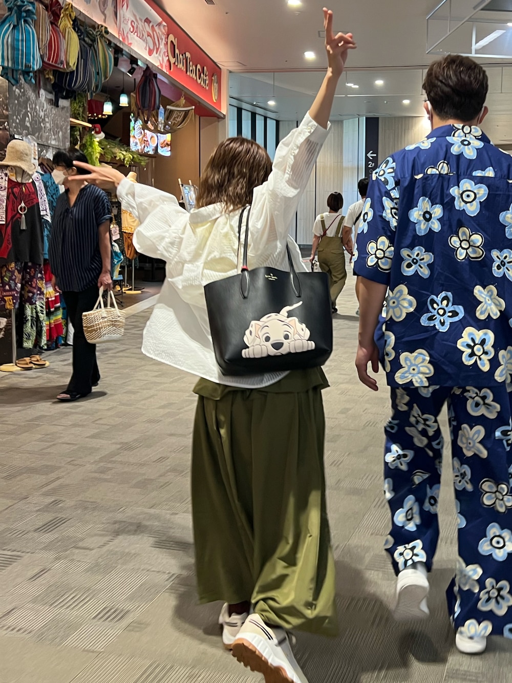 「ケイトスペード、ケイト・スペード ニューヨーク(kate spade new york)、Kate Spade、kate spade new york(kate spade new york)、Katespade、101匹わんちゃん、ディズニー、白シャツ、カーキスカート、スニーカーコーデ」｜「UNITED TOKYOのアイテム（シャツ/ブラウス、ホワイト系）」を使った、高橋愛さん（レディース・154cm）の夏コーディネートの1枚目の写真