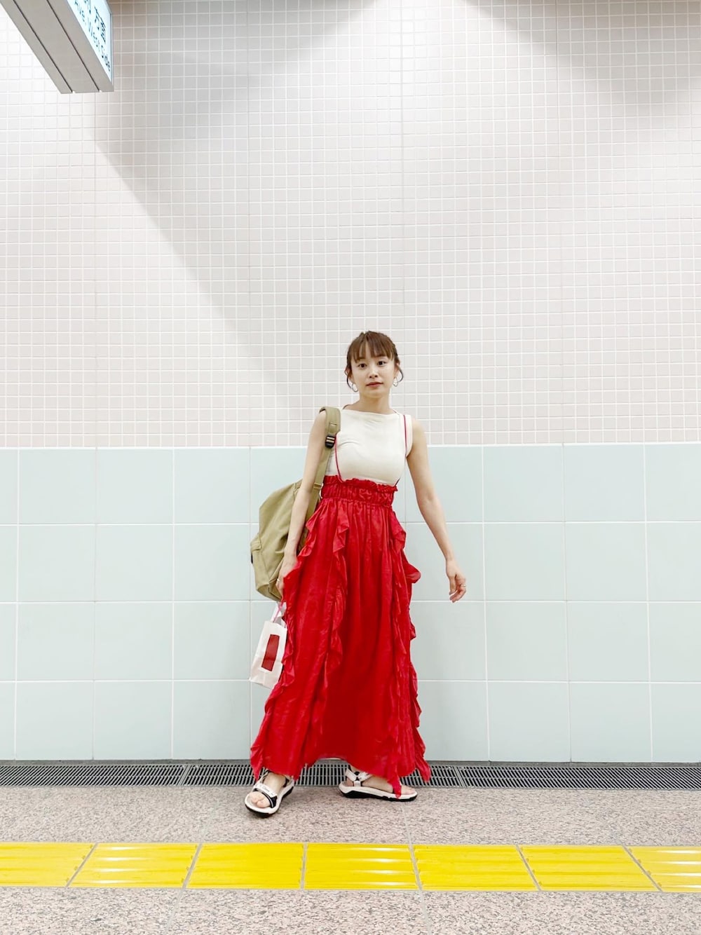 「AURALEE、Aeta、おしゃれリュック、バックパック、高橋愛、赤、紅白、夏コーデ、ラクチンコーデ、オトナカジュアル、スポサン、クロエ、holiday、ペタンコサンダル」｜「beautiful peopleのアイテム（トップス、ホワイト系）」を使った、高橋愛さん（レディース・154cm）の夏コーディネートの1枚目の写真