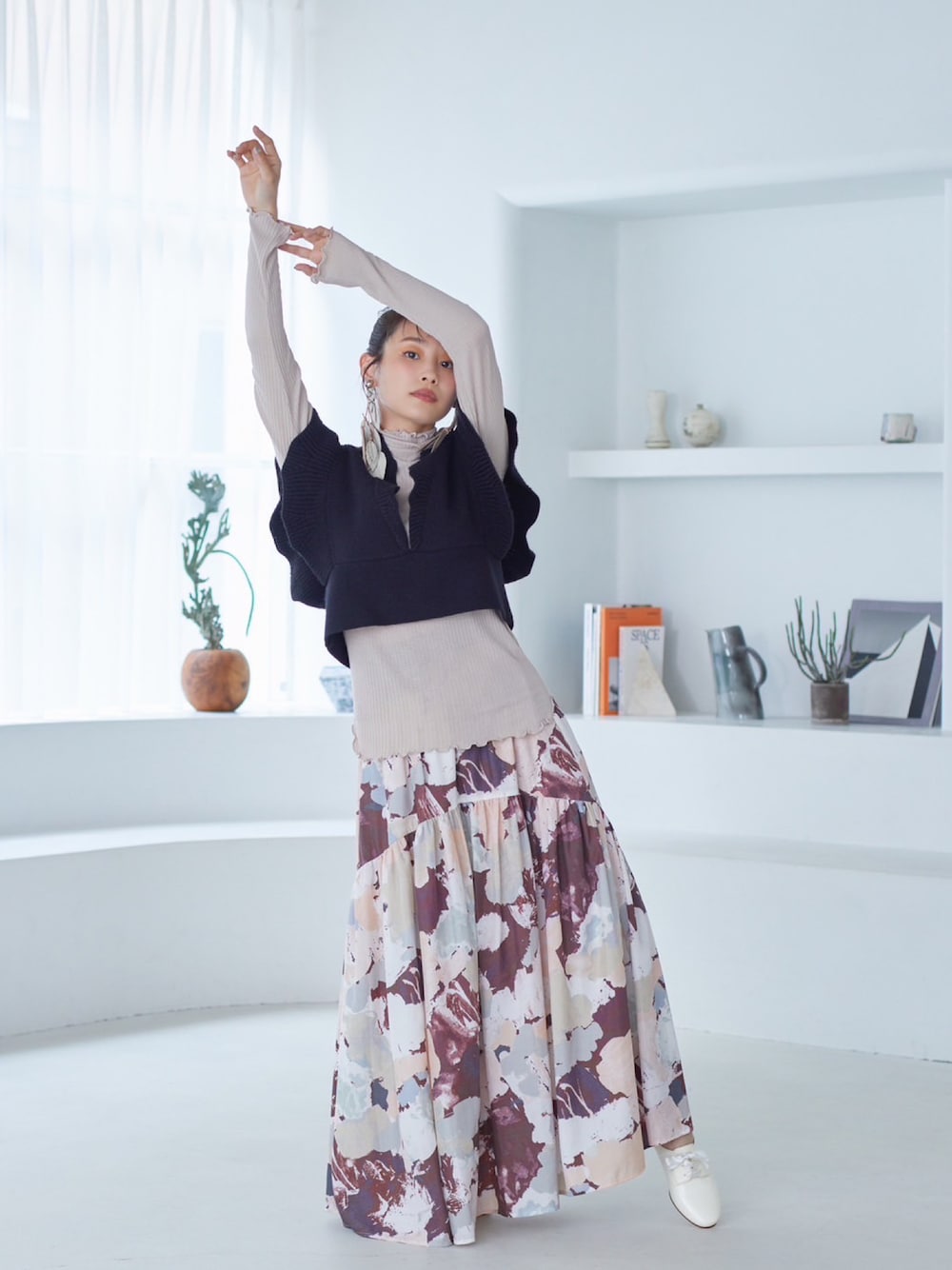 「AMERICAN RAG CIE、ラグシー、アメリカンラグシー、秋のコーデ、ニットビスチェ、高橋愛ちゃんコラボ、154cm、高橋愛、カジュアルガーリー」｜「AMERICAN RAG CIEの【高橋愛さんコラボ】フリルニットビスチェ（ベスト、ブラック系）」を使った、高橋愛さん（レディース・154cm）の秋コーディネートの1枚目の写真