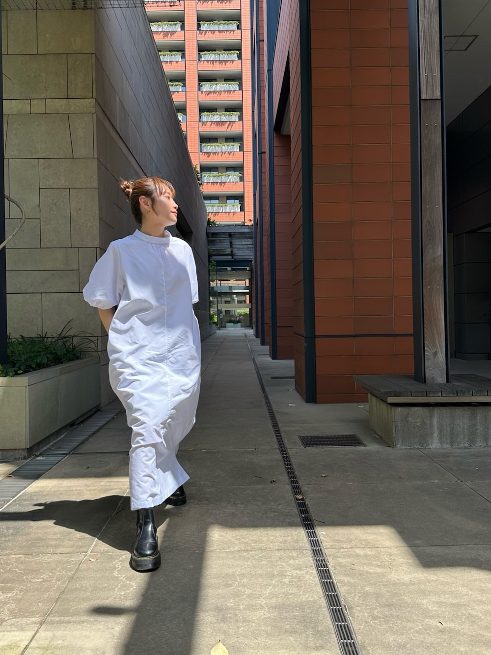 「Dr.Martens、サイドゴアブーツ、サイドゴア、高橋愛、154cm、ラブアンドピース2023、お出かけコーデ日記、夏コーデ、高橋愛コラボ」｜「haco!の【高橋愛さんコラボ】動くたびに自分にも相手にもエールを！袖の先まで愛が詰まったONE-PIECE by LOVE&PEACE PROJECT（ワンピース、ホワイト系）」を使った、高橋愛さん（レディース・154cm）の春コーディネートの1枚目の写真
