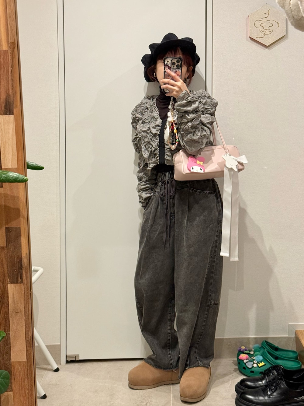 「キャスケット、大きめ帽子、standoil、STAND OIL、高橋愛、PRANK PROJECT、プランクプロジェクト、デニム、LOGOS DAYS」｜「PRANK PROJECTのラングプリーツトップ / Wrung Pleated Top（シャツ/ブラウス、グレー系）」を使った、高橋愛さん（レディース・154cm）の春コーディネートの1枚目の写真