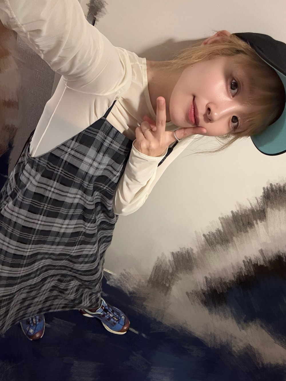「ユニクロマメクロゴウチ、UNIQLO、mame kurogouchi × UNIQLO、mamekurogouchi、シースルー、着回しコーデ、LEPSIM、SALOMON」｜「LEPSIMのチェックキャミワンピース　129307（ワンピース、ホワイト系）」を使った、高橋愛さん（レディース・154cm）の夏コーディネートの1枚目の写真