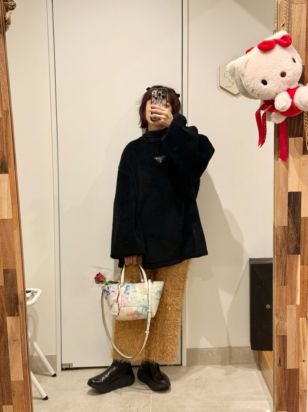 「ジミーチュウ、セーラームーンコラボ、Jimmy Choo、ミニバック、MBT、サイドゴアブーツ、高橋愛、154cm、Lautashi」｜「Lautashiのアイテム（ジャケット/アウター、ブラック系）」を使った、高橋愛さん（レディース・154cm）の冬コーディネートの1枚目の写真