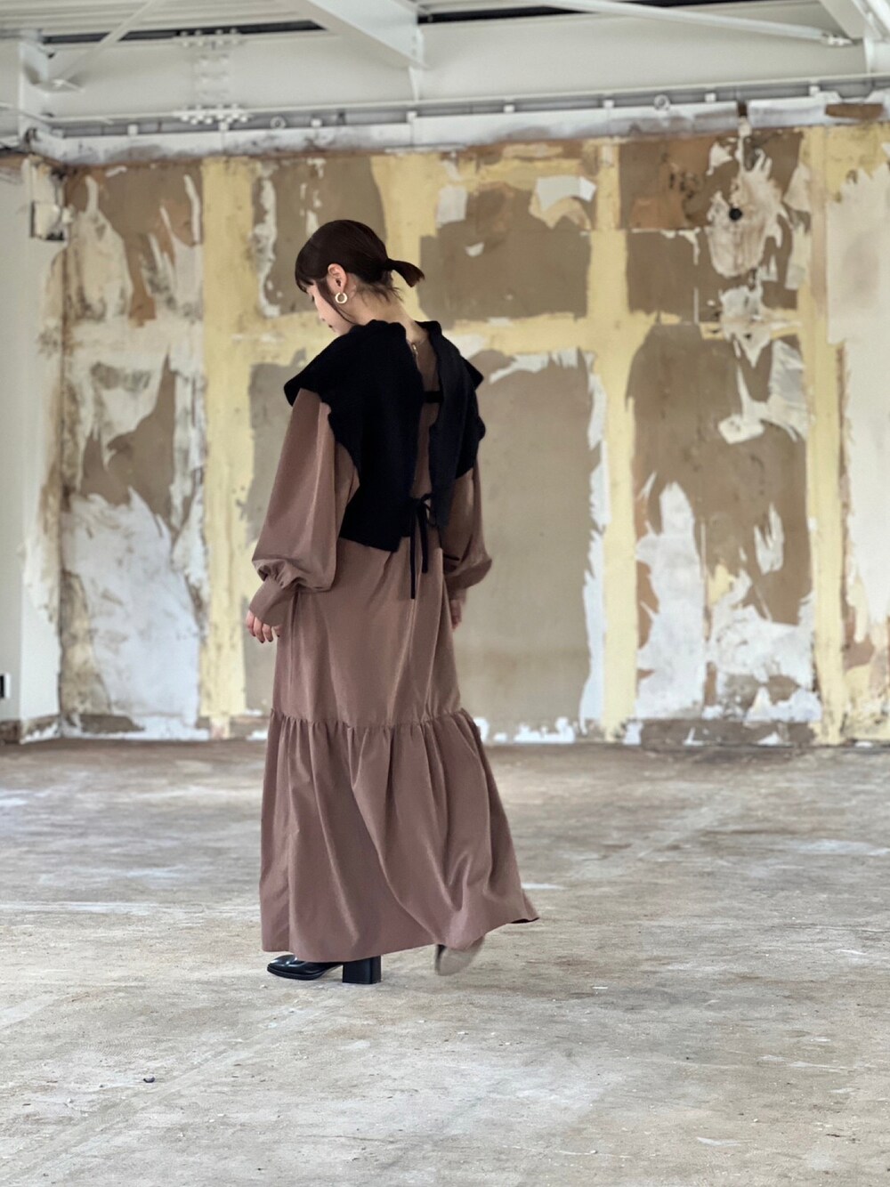 「レイヤリング、レイヤードスタイル、ニットベスト、高橋愛、高橋愛コラボ、AMERICAN RAG CIE、ラグシー愛、154cm、ロングワンピース、アメリカンラグシー」｜「AMERICAN RAG CIEの【高橋愛さんコラボ】フリルニットビスチェ（ベスト、ブラック系）」を使った、高橋愛さん（レディース・154cm）の秋コーディネートの1枚目の写真