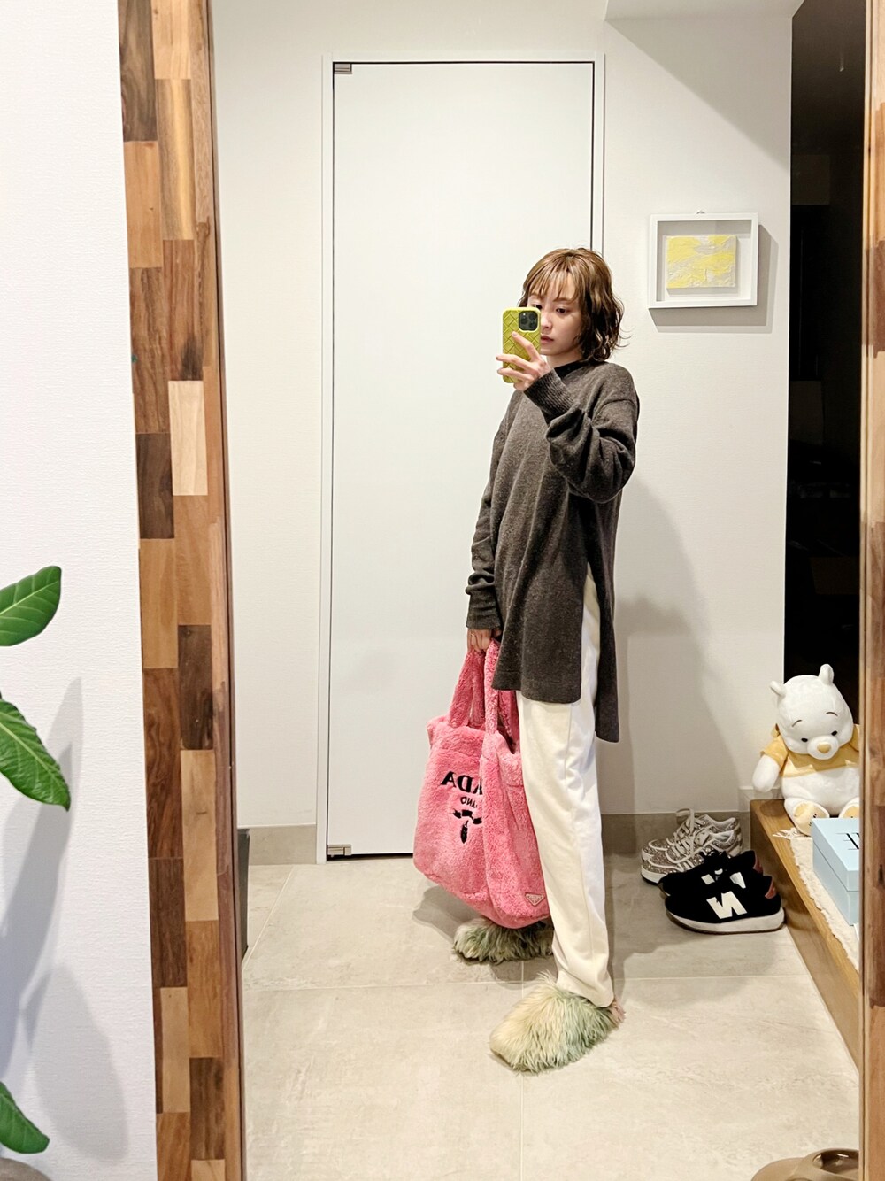 「春コーデ、はじめましてコーデ、UNIQLO U、スウェットパンツ、fukuu、ふくうコーデ、154cm、MM6、ピンクが好き、ファー小物、スリッポン、PRADA」｜「fukuuの【セットアップ対応可】 リサイクルウール　サイドスリットニットトップス（その他トップス、ブラウン系）」を使った、高橋愛さん（レディース・154cm）の春コーディネートの1枚目の写真