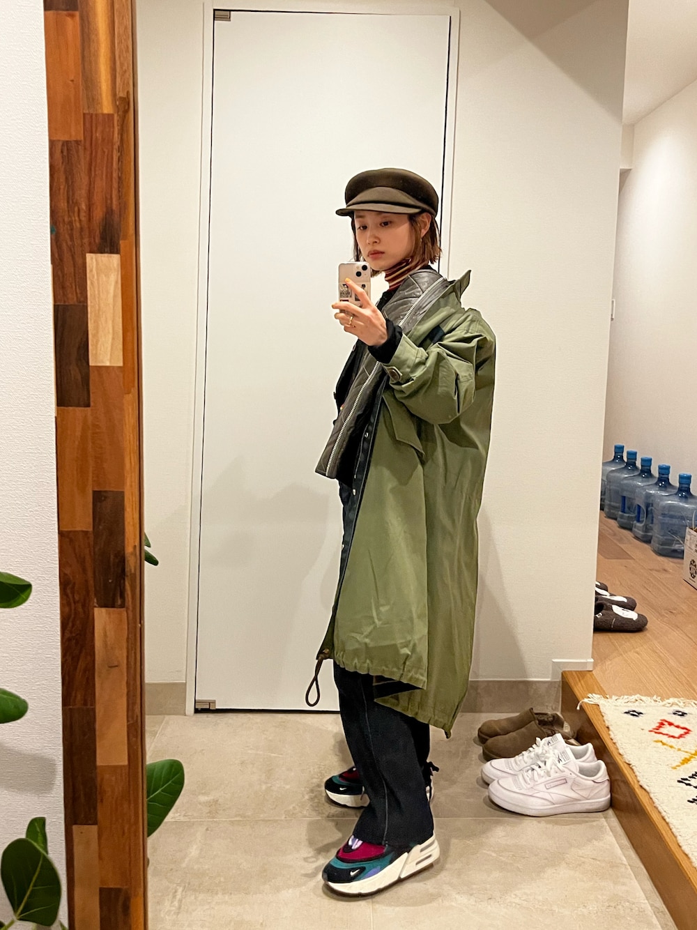 「カーキ、sacai、モッズコート、154cm、デニム、AULAREE、オーラリー、高橋愛、タートルネック、アーバンリサーチ」｜「Sacaiのアイテム（ジャケット/アウター、グリーン系）」を使った、高橋愛さん（レディース・154cm）の冬コーディネートの1枚目の写真