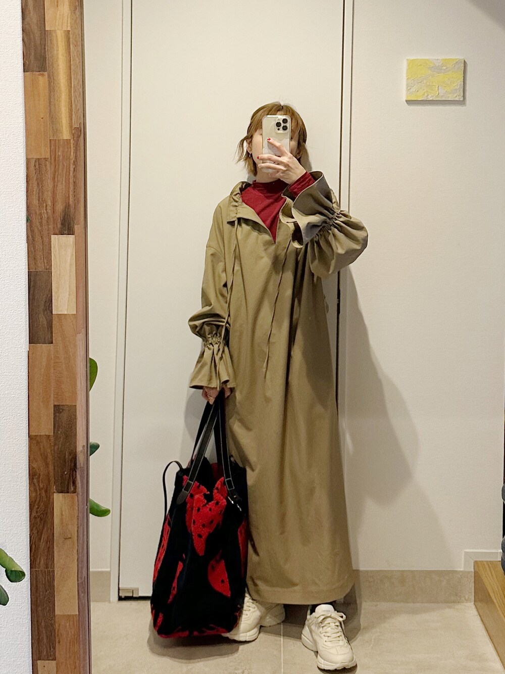 「ふくうコーデ、fukuu、ゆるコーデ、いちごといえばわたし、スニーカー、厚底スニーカー、苺、strawberry、GUCCI、赤、ベージュ、JWANDERSON」｜「fukuuのリサイクルポリエステル100% 2way 大人ワンピース（ワンピース、ベージュ系）」を使った、高橋愛さん（レディース・154cm）の冬コーディネートの1枚目の写真