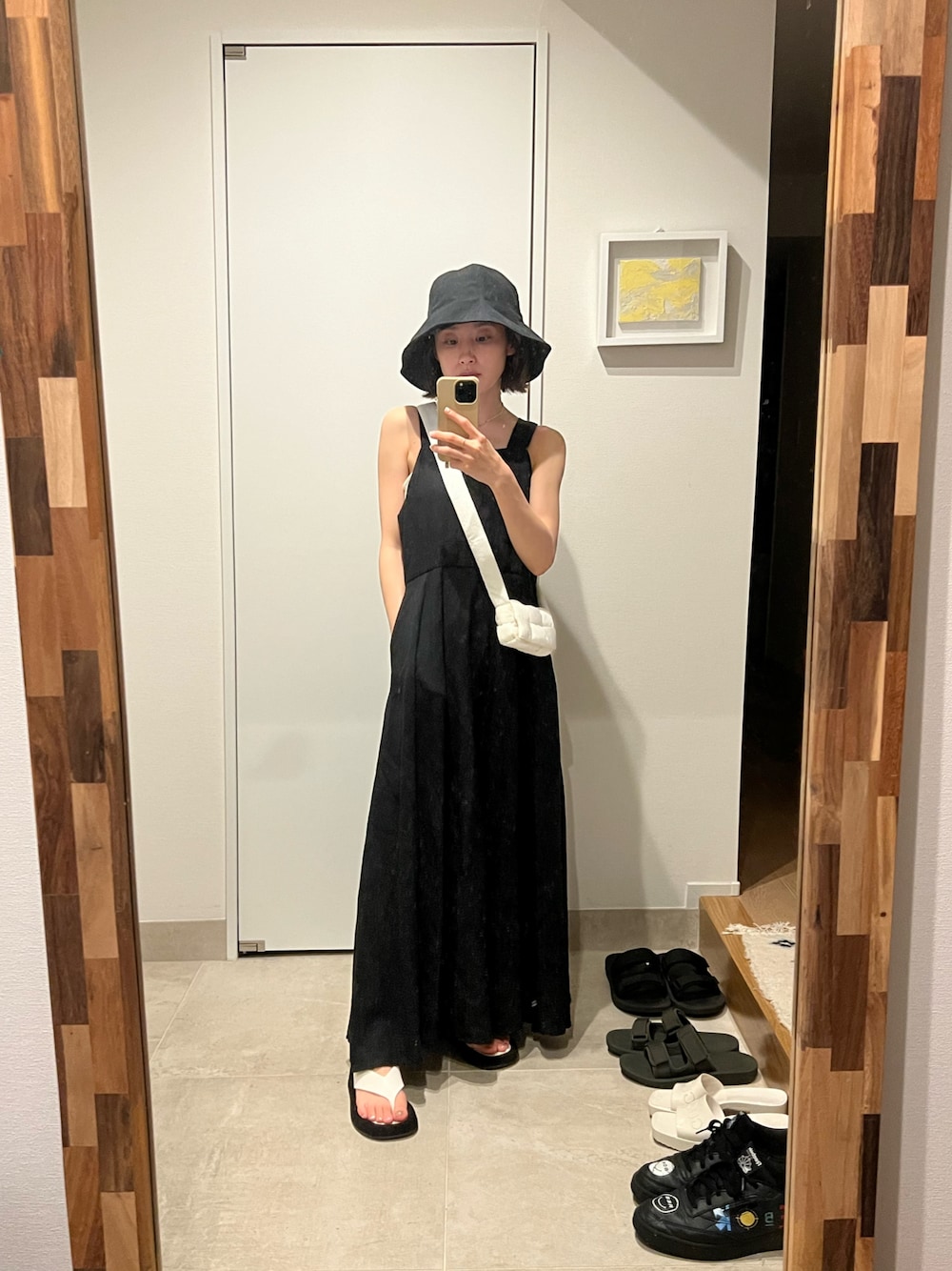 「夏コーデ、大人カジュアル、サンダルコーデ、シンプルコーデ、ラクチンコーデ、Maison birth、メゾンバース、高橋愛、154cm、BOTTEGA VENETA、マクロバック、ミニミニバック、何も入らないバック」｜「大阪で買ったやつのアイテム（ワンピース/ドレス、ブラック系）」を使った、高橋愛さん（レディース・154cm）の夏コーディネートの1枚目の写真