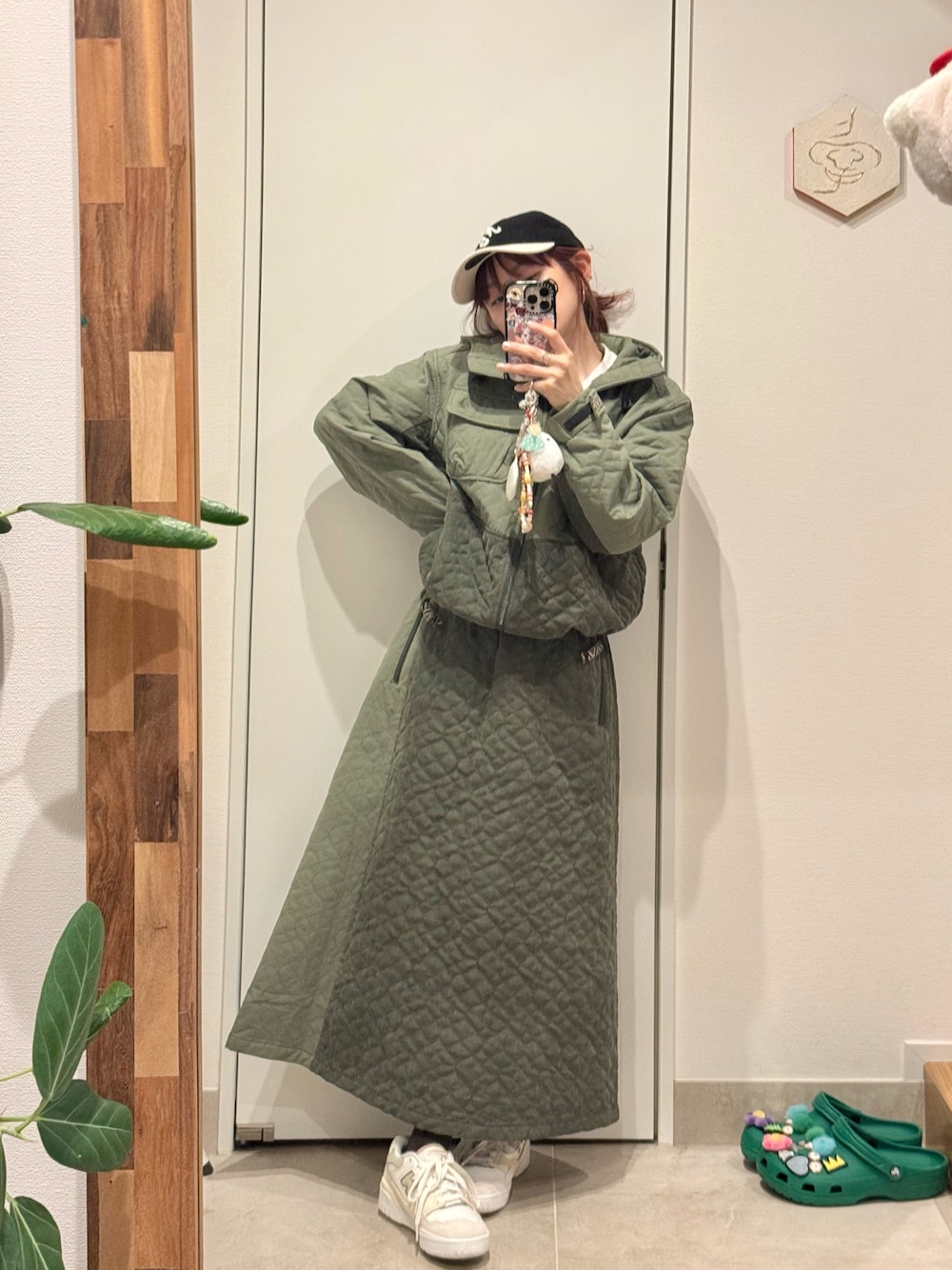 「市井 紗耶香さん、コラボアイテム、woods CANADA、高橋愛、154cm、スニーカー、キャップ、NEW ERA、New Balance」｜「WOODS CANADA.のアイテム（スカート、グリーン系）」を使った、高橋愛さん（レディース・154cm）の春コーディネートの1枚目の写真