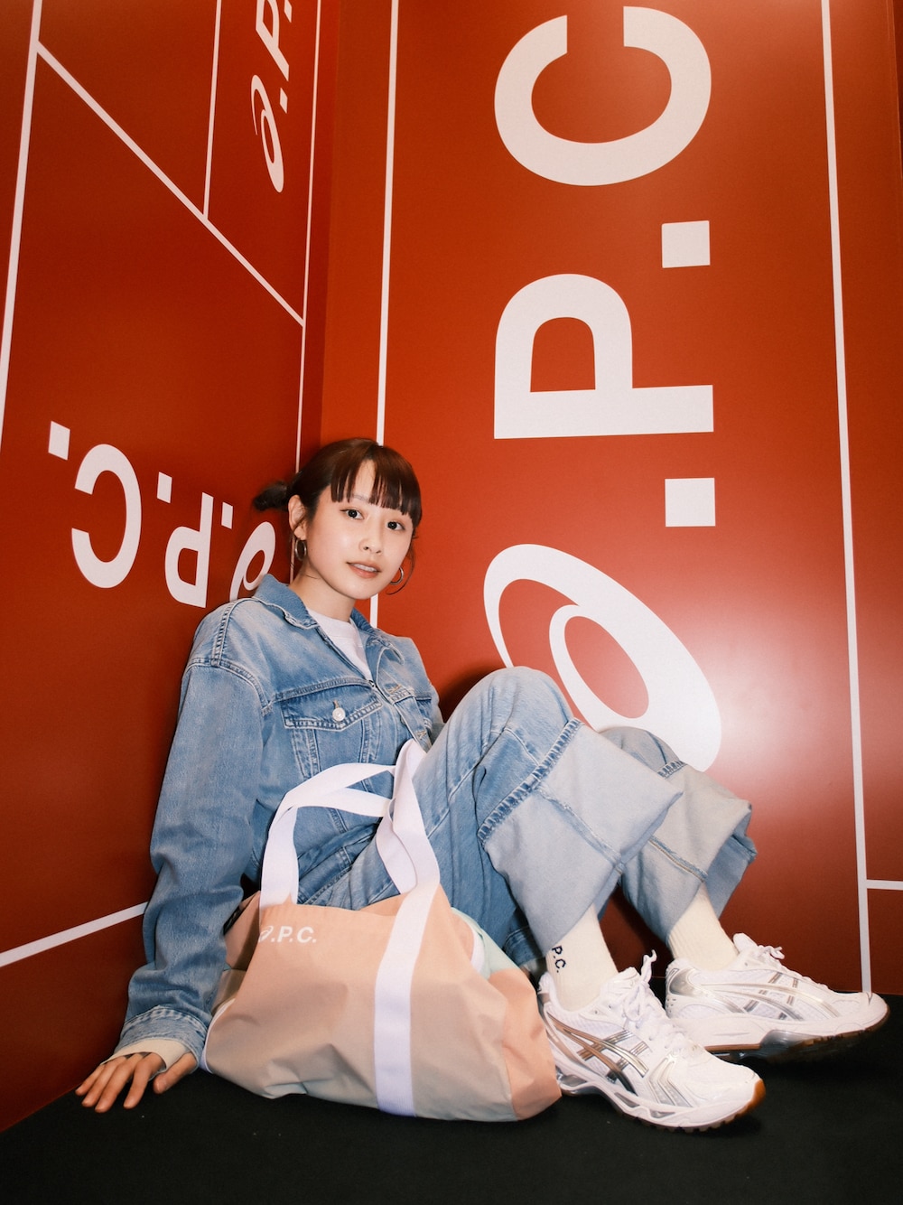 「ASICS、アシックス、A.P.C.、コラボアイテム、スニーカー、オールインワン、Levi's、デニム、お団子ヘアー、高橋愛」｜「ASICSのアイテム（スニーカー、ホワイト系）」を使った、高橋愛さん（レディース・154cm）の春コーディネートの1枚目の写真