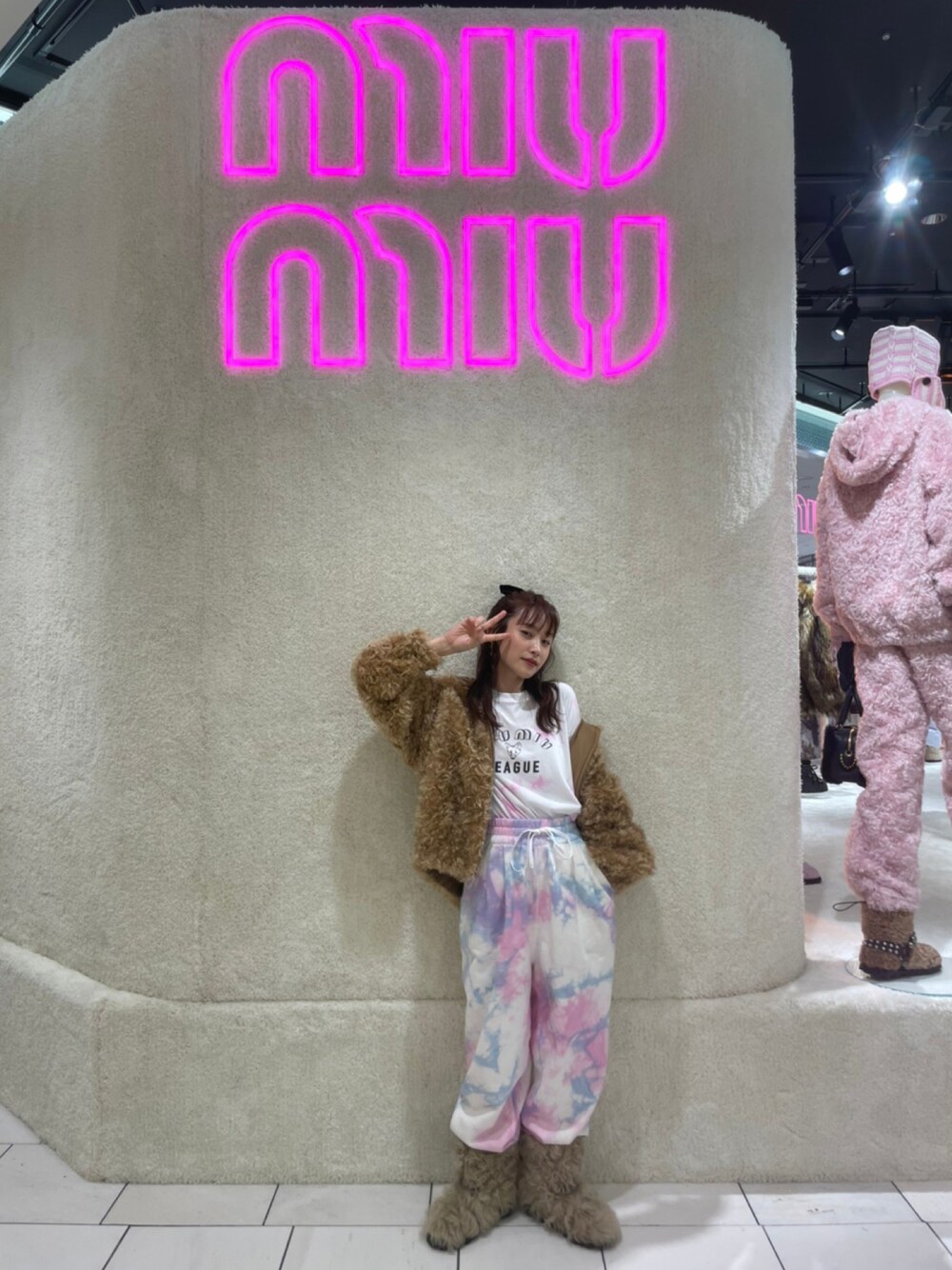 「miu miu、ミュウミュウ、高橋愛、伊勢丹、ISETAN、154cm、🧸、テディベア、オトナカジュアル、秋冬コーデ、秋冬新作」｜「miu miuのアイテム（ジャケット/アウター、ブラウン系）」を使った、高橋愛さん（レディース・154cm）の夏コーディネートの1枚目の写真