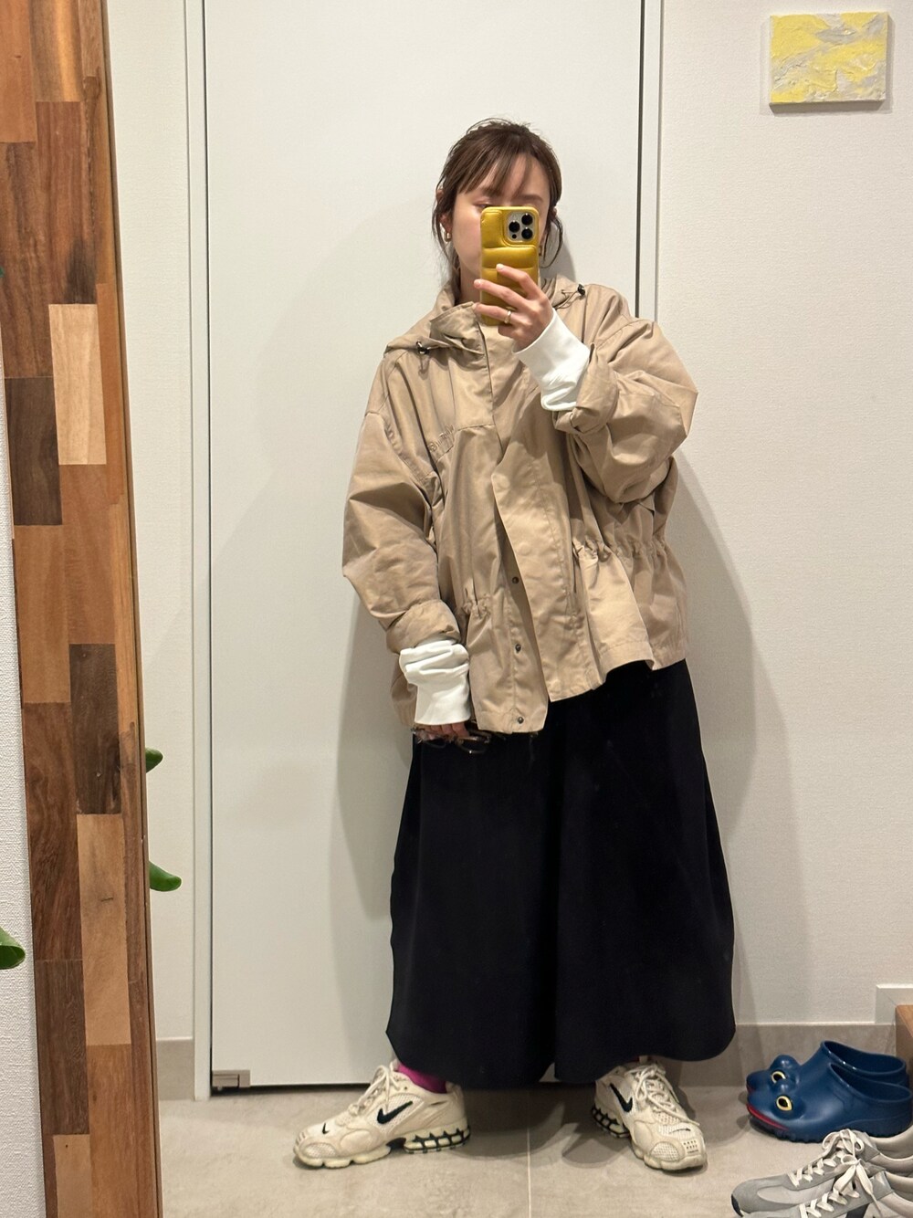 「休日コーデ、お出かけコーデ、ＧＷ、高橋愛、154cm、fukuu、スウェット、ニットスカート、CFCL、WILDTHINGS、アーバンリサーチ」｜「CFCLのPOTTERY SKIRT1（スカート、ブラック系）」を使った、高橋愛さん（レディース・154cm）の春コーディネートの1枚目の写真