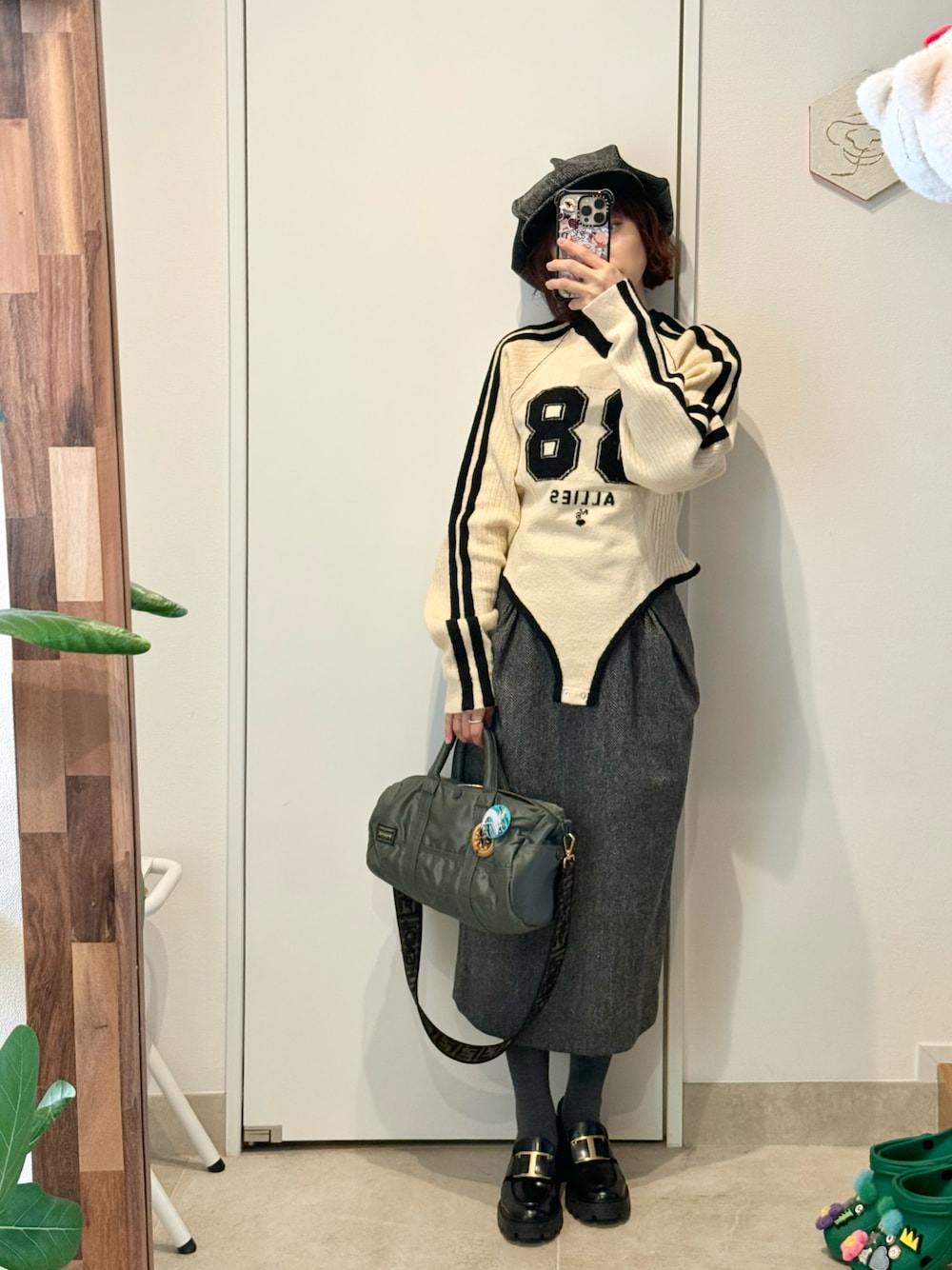 「メゾンスペシャル、メゾスペ、maisonspecial、MAISON SPECIAL、高橋愛、154cm、Maison Margiela、メゾンマルジェラ、マルジェラ、ツイードスカート、グレー好き、グレーのタイツ」｜「MAISON SPECIALのNumbering Knit Body Suit/ナンバリングニットボディスーツ【MAISON SPECIAL/メゾンスペシャル】（ニット/セーター、ホワイト系）」を使った、高橋愛さん（レディース・154cm）の冬コーディネートの1枚目の写真