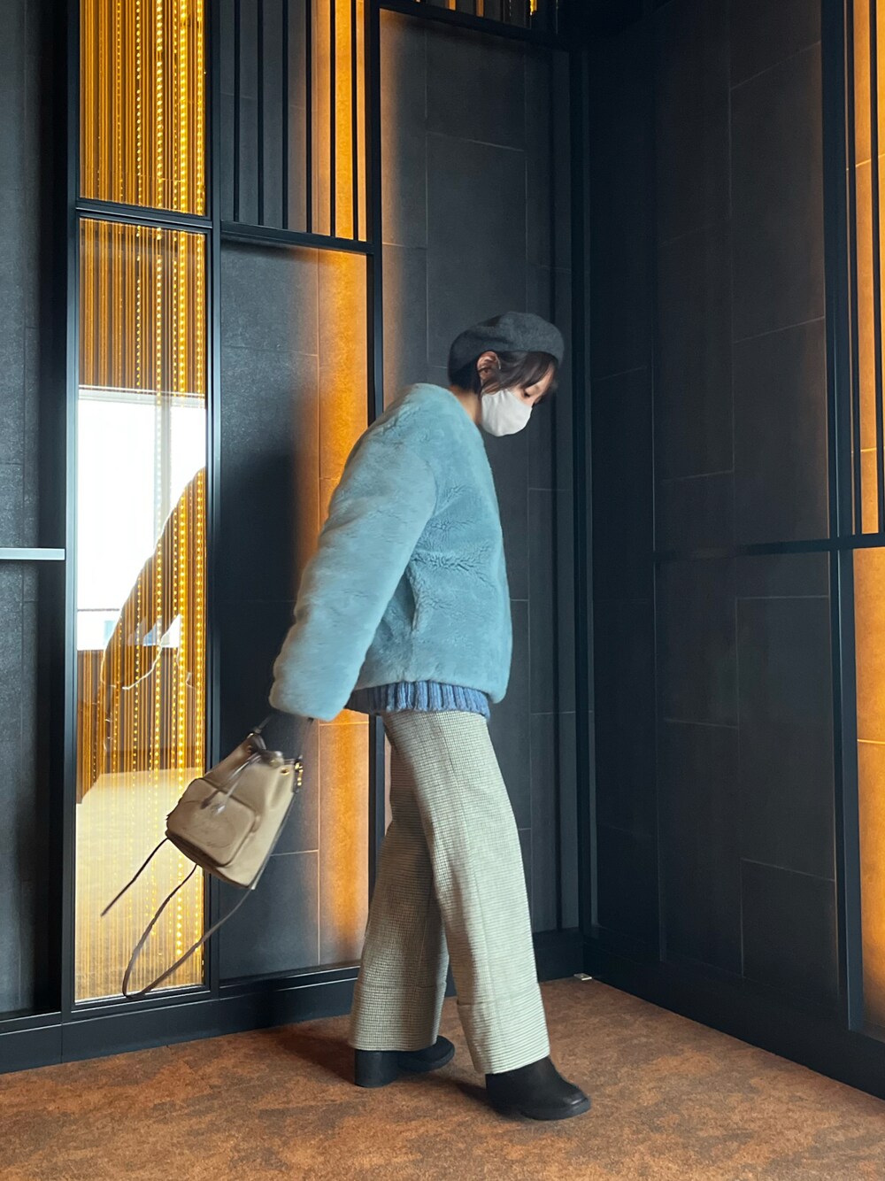 「高橋愛、154cm、キレイめ、JILSANDER、ジルサンダー、AMERI、PRADA、巾着バッグ、MM6、ベレー帽、BEAMS BOY、ビームス、ショートヘア」｜「JIL SANDERのアイテム（トップス、ブルー系）」を使った、高橋愛さん（レディース・154cm）の冬コーディネートの1枚目の写真