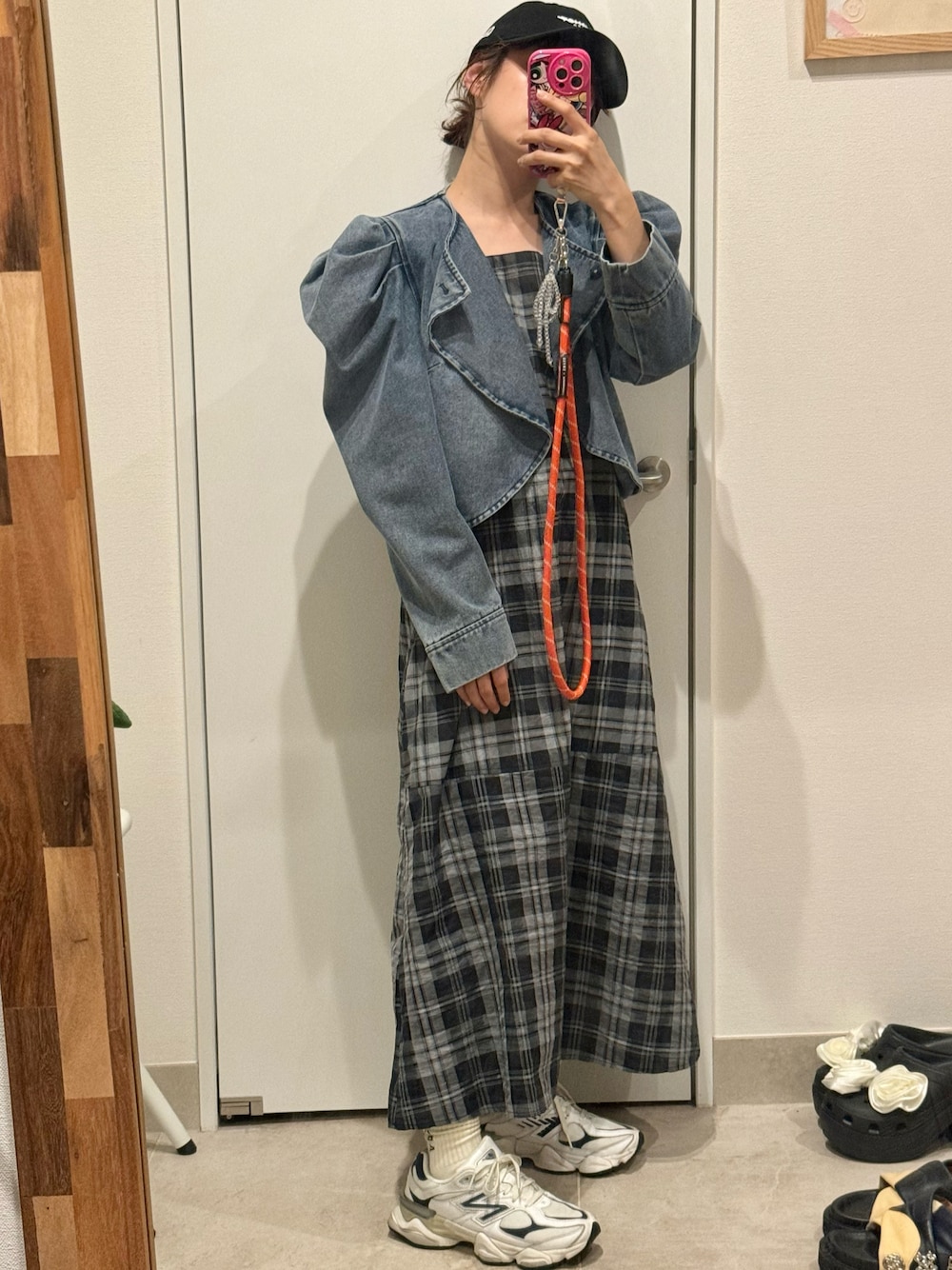 「LEPSIM、レプシィム(LEPSIM)、高橋愛、.st、154cm、キャミソール、キャミワンピ、チェック、チェック柄、モノトーン、デニムジャケット、パワーショルダー、Bibiy、スニーカー、New Balance」｜「LEPSIMのチェックキャミワンピース　129307（ワンピース、ホワイト系）」を使った、高橋愛さん（レディース・154cm）の夏コーディネートの1枚目の写真