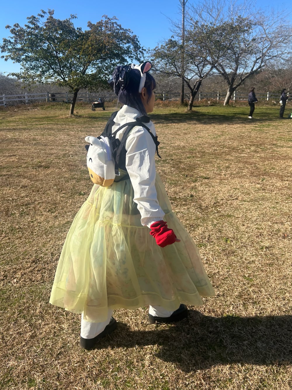 ホワイト系のつなぎ/オールインワン、ブラック系のトップス、イエロー系のワンピース/ドレスを着用したレディースの冬コーディネートの1枚目の写真