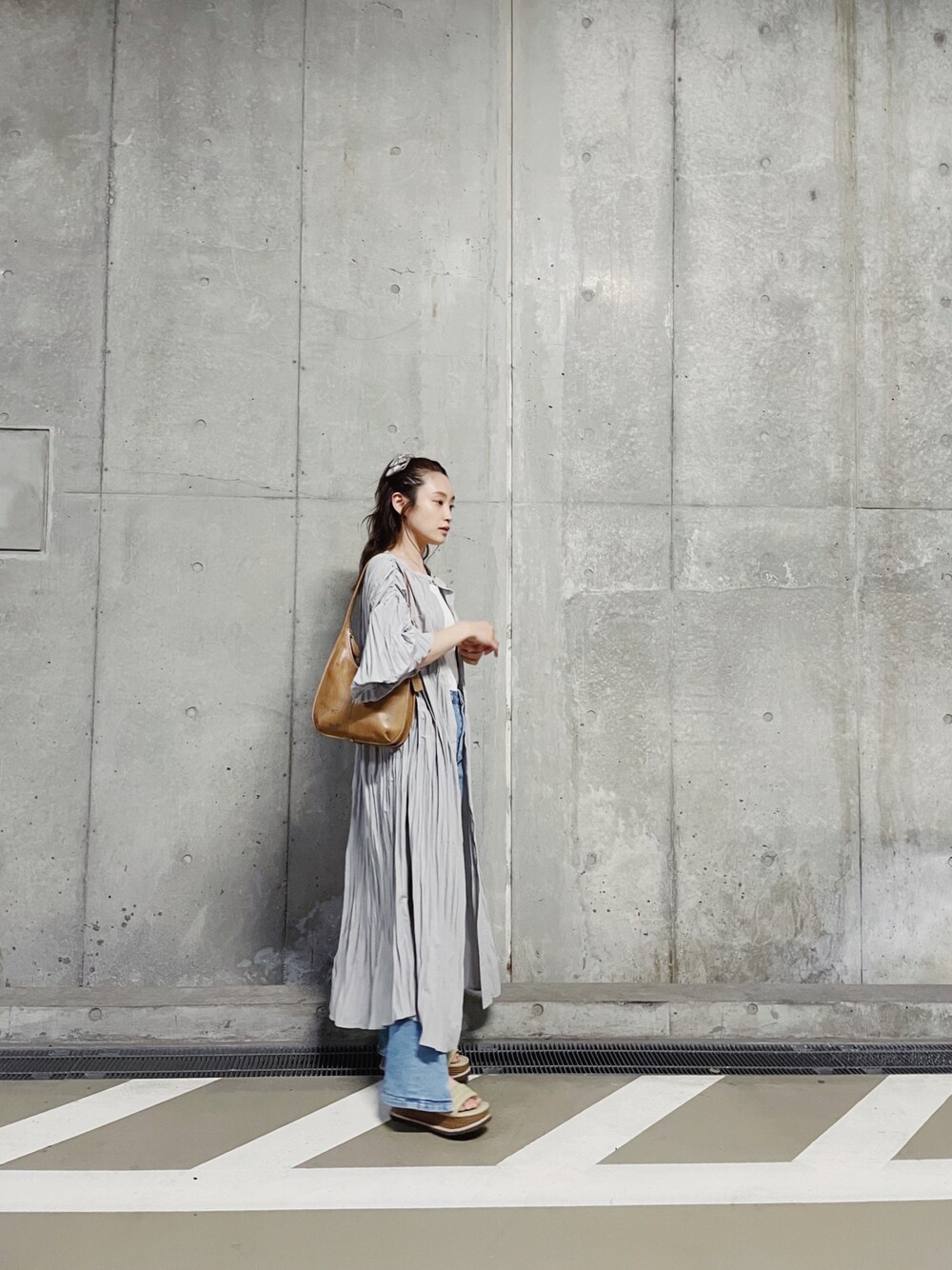 「休日スタイル、リラックススタイル、大人コーデ、高橋愛、ViS、レイヤードスタイル、2wayワンピース、VISDESU、aidesu、154cm」｜「COACHのアイテム（ショルダーバッグ、ブラウン系）」を使った、高橋愛さん（レディース・154cm）の夏コーディネートの1枚目の写真