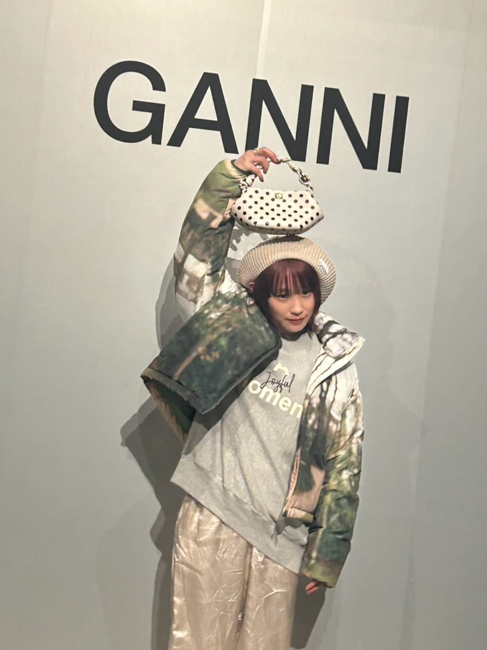 「GANNI、THINGS THAT MATTER、AMERICAN RAG CIE、ラグシー愛、アメリカンラグシー、LCDC、スウェット、グレー」｜「GANNIのアイテム（バッグ、ホワイト系）」を使った、高橋愛さん（レディース・154cm）の春コーディネートの1枚目の写真
