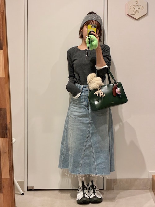 「Levi's(リーバイス)のLevi's/リーバイス ハイライズ Aラインスカート ライトインディゴ(デニムスカート)」を使った、高橋愛さん(レディース・154cm)の夏コーディネート