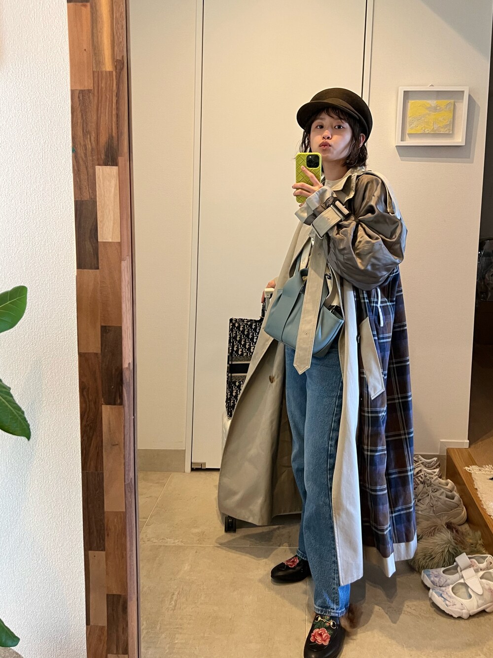 「トレンチコート、パンツスタイル、オトナカジュアル、春コーデ、IRENE、Dior、旅コーデ、キャスケット、アーバンリサーチ、デニム、デニムパンツ」｜「IRENEのアイテム（トレンチコート、ベージュ系）」を使った、高橋愛さん（レディース・154cm）の春コーディネートの1枚目の写真