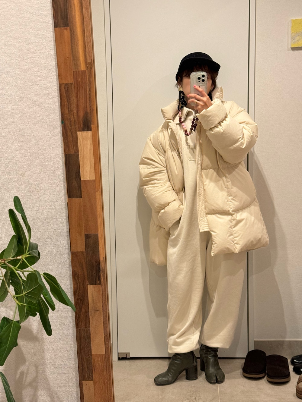 「冬のコーデ、シンプルコーデ、オールインワン、高橋愛、154cm、大人かわいい、ダウンジャケット、ダウンコート、TODAYFUL、トゥデイフル、ショートヘア、マルジェラ、足袋ブーツ、tabi、カーキ」｜「TODAYFULのスタンドカラーダウンジャケット（ダウンジャケット/コート、ホワイト系）」を使った、高橋愛さん（レディース・154cm）の冬コーディネートの1枚目の写真